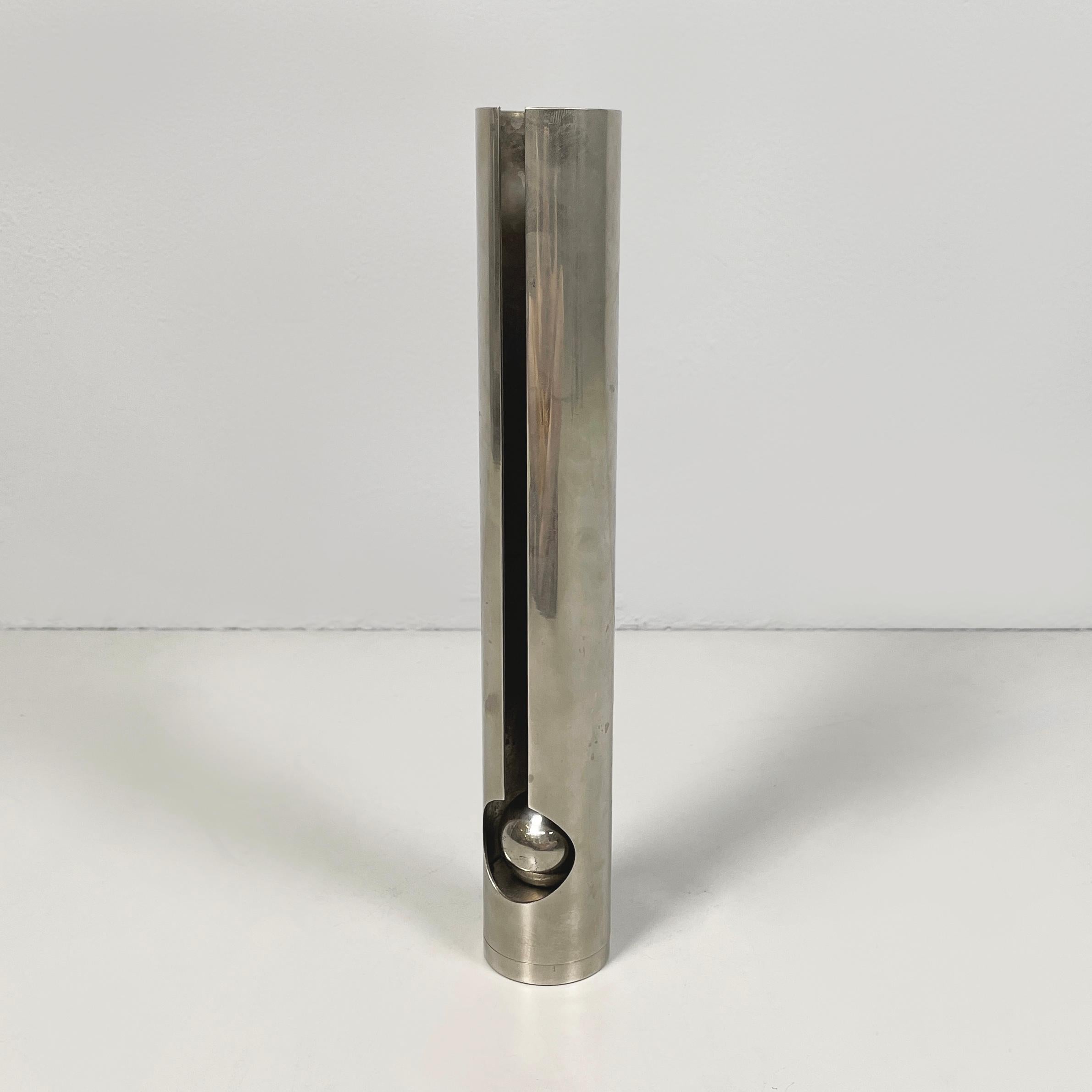 Italienischer moderner Nussknacker aus verchromtem Metall von Paolo Salvi für Mark B, 1970er Jahre
Tischnussknacker mit rundem Sockel aus verchromtem Metall. Die zylindrische Struktur ist hohl und dient als Führung für die Metallkugel, die die