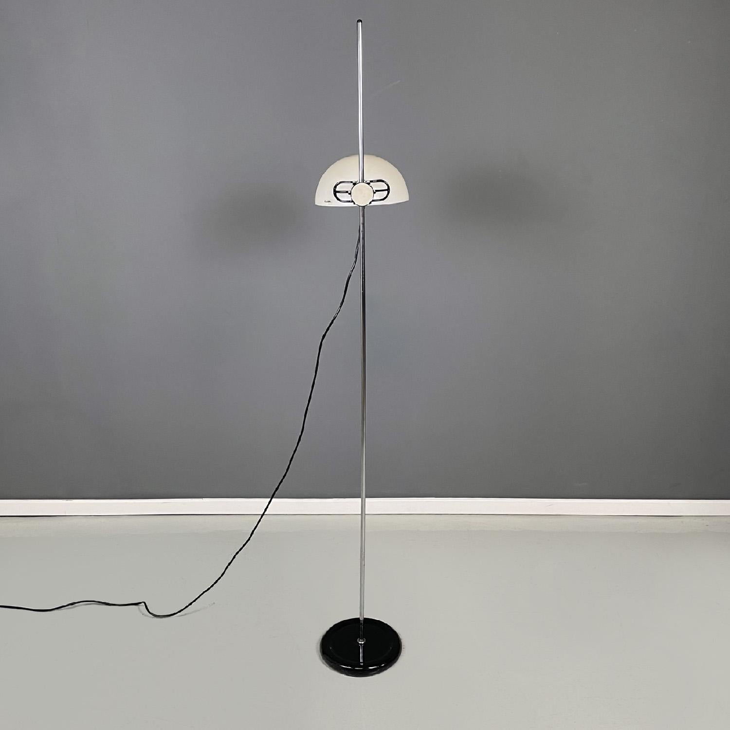 Italian modern chromed metal white black plastic floor lamp by Guzzini, 1970s In Good Condition For Sale In MIlano, IT