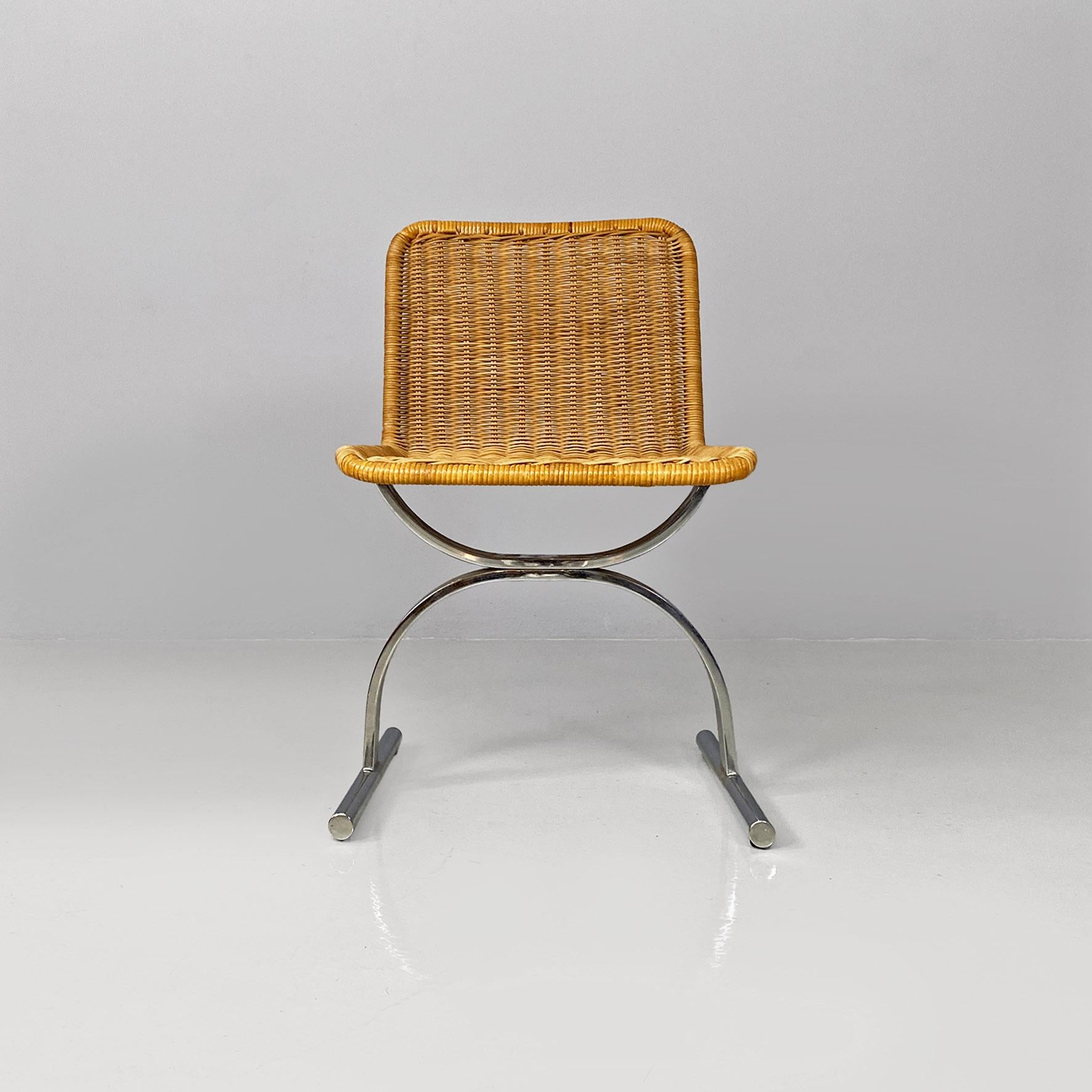Moderne italienische Stühle aus verchromtem Stahl und Rattan, 1970er Jahre.
Set bestehend aus vier Stühlen mit Sitz und Rückenlehne aus einer Schale, mit abgerundeten Ecken, ganz aus fein geflochtenem Rattan. Die Struktur und die Beine sind aus