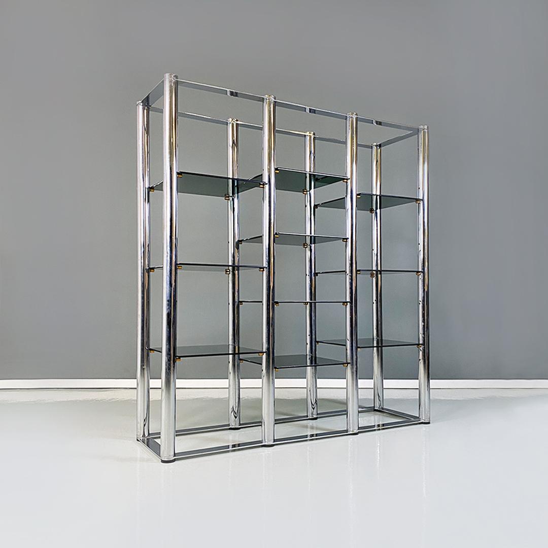 Italian modern chromed steel and smoked glass self supporting bookcase, 1970s.
Self-supporting bookcase with structure entirely in chromed steel, with ten interchangeable and height-adjustable smoked glass shelves.
1970s approx.
Good condition,