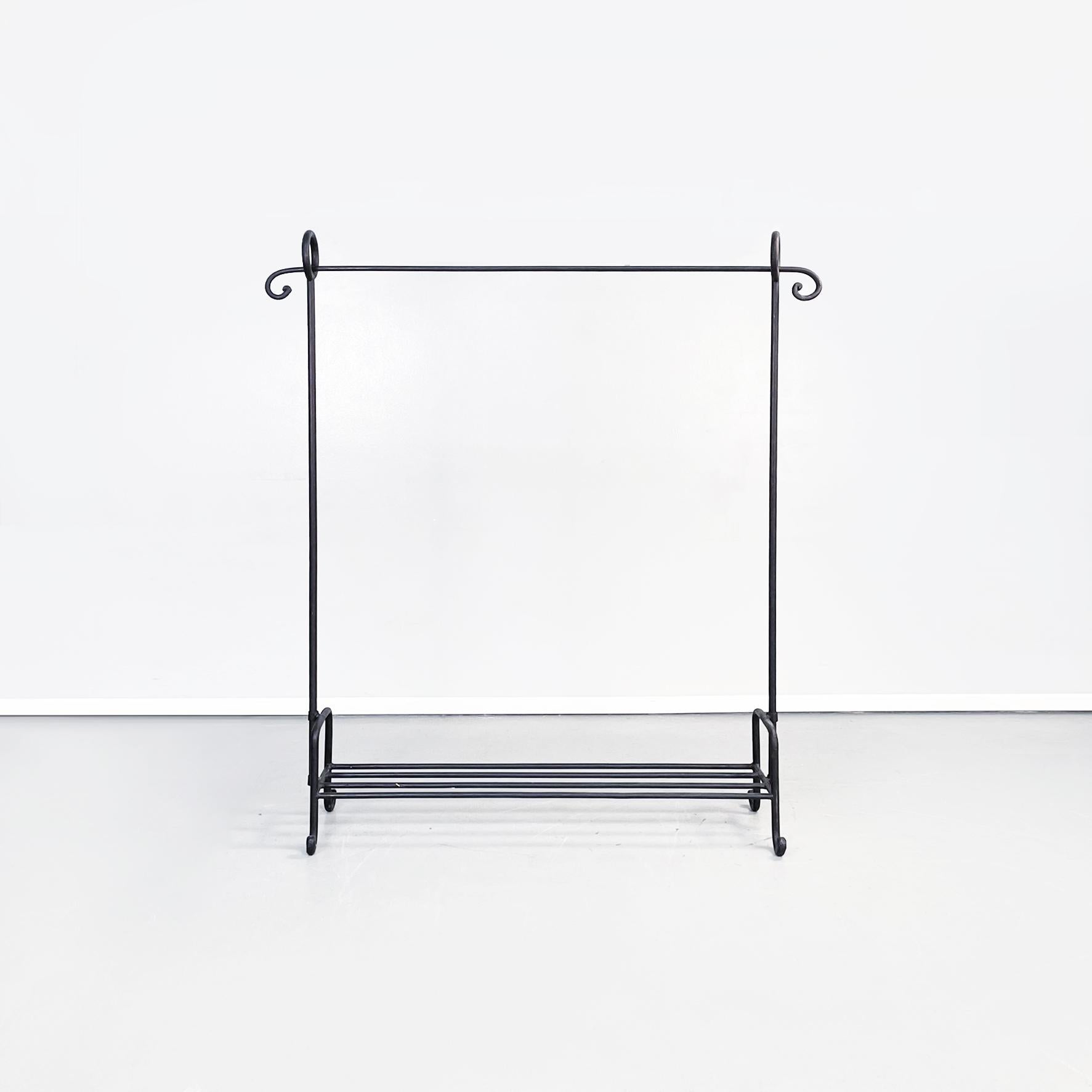 Italian modern Coat stand in black tubular metal, 1990s
Coat stand in black painted tubular metal. The upper bar of the rank rests on two circles, connected to the structure. At the base there is a top, formed by rods of tubular metal, where it is