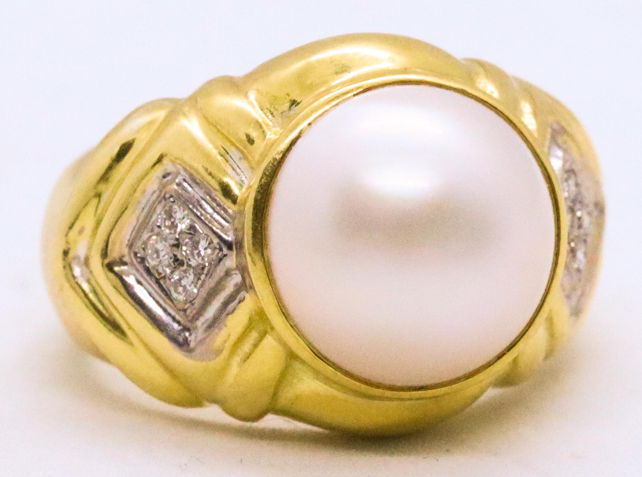 Italian Modern Cocktail Ring In 18Kt Yellow Gold With Diamonds And White Pearl In Excellent Condition For Sale In Miami, FL