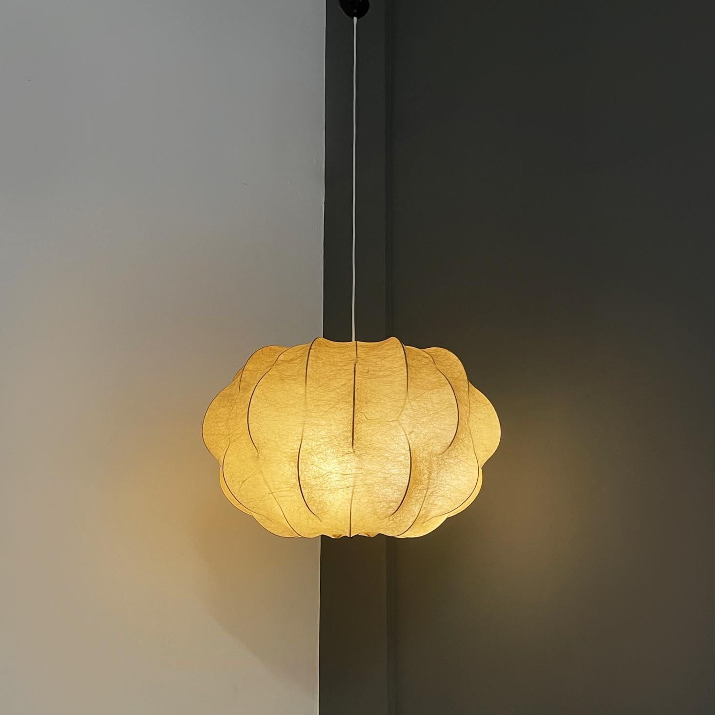 Italian modern cocoon and metal Chandelier Nuvola by Tobia Scarpa for Flos, 1970s
Large chandelier mod. Nuvola in cocoon. The internal structure, which allows the cocoon to remain taut, is in metal rod. It has a black painted metal hemisphere detail