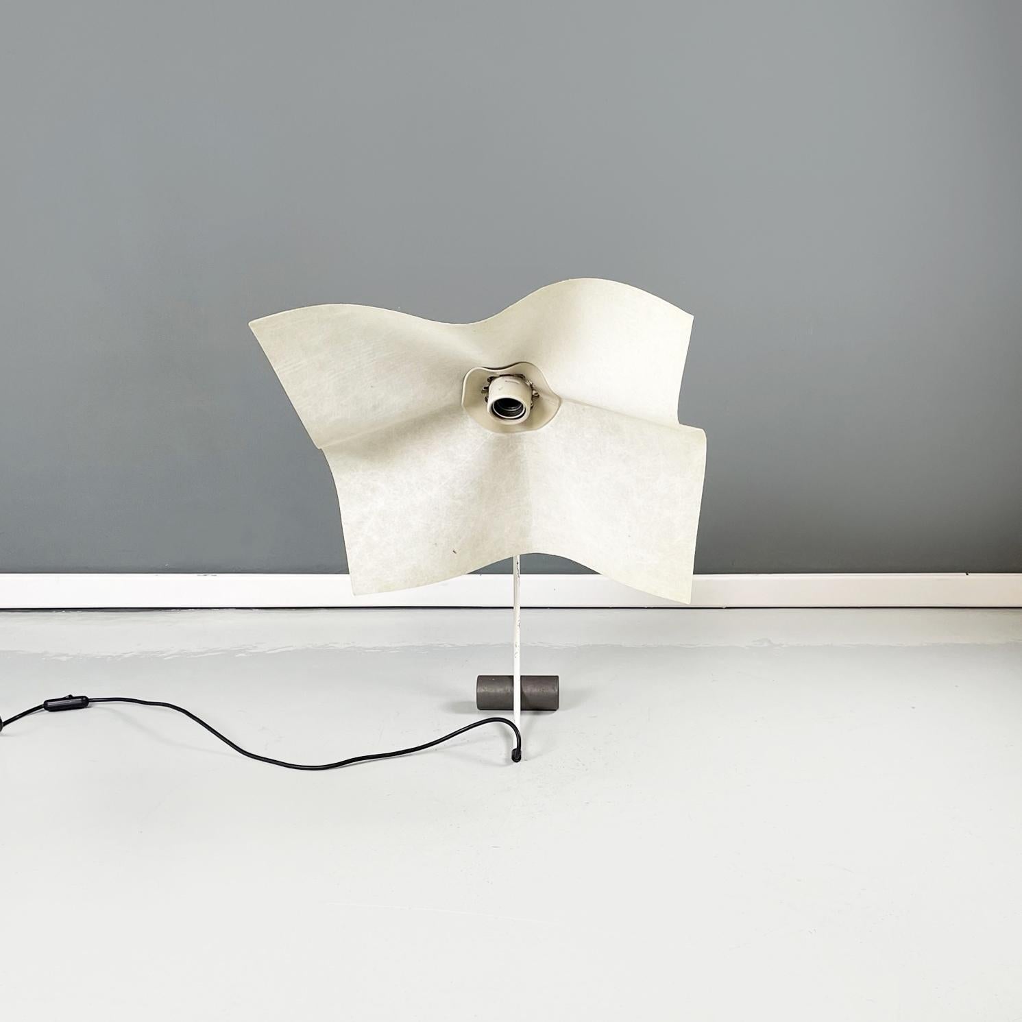 Italian modern cocoon table lamp area curva by Mario Bellini for Artemide, 1970s.
Table lamp mod. Area curva with lampshade with an irregular square shape curved in cocoon. The lampshade is adjustable. The central structure is made up of a curved
