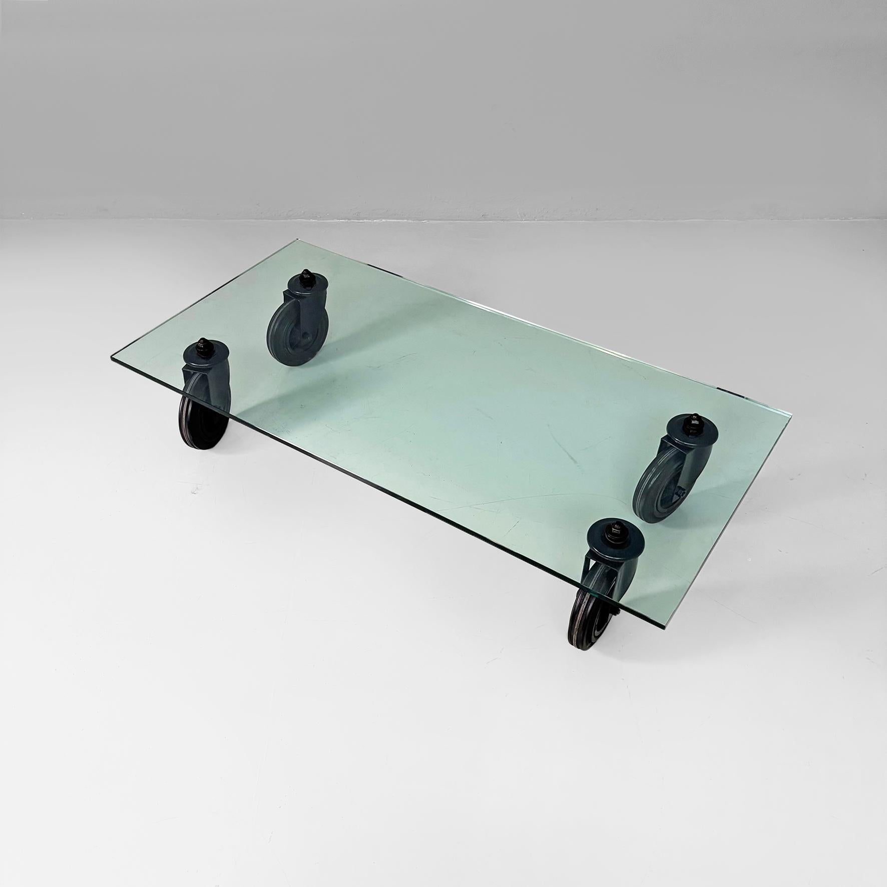 Tavolino moderno italiano in vetro Tavolo con ruote di Gae Aulenti per Fontana Arte, anni '80
Tavolino modello Tavolo con ruote, di forma rettangolare, con piano in vetro. Il piano in vetro spesso e smussato è montato su quattro rotelle industriali