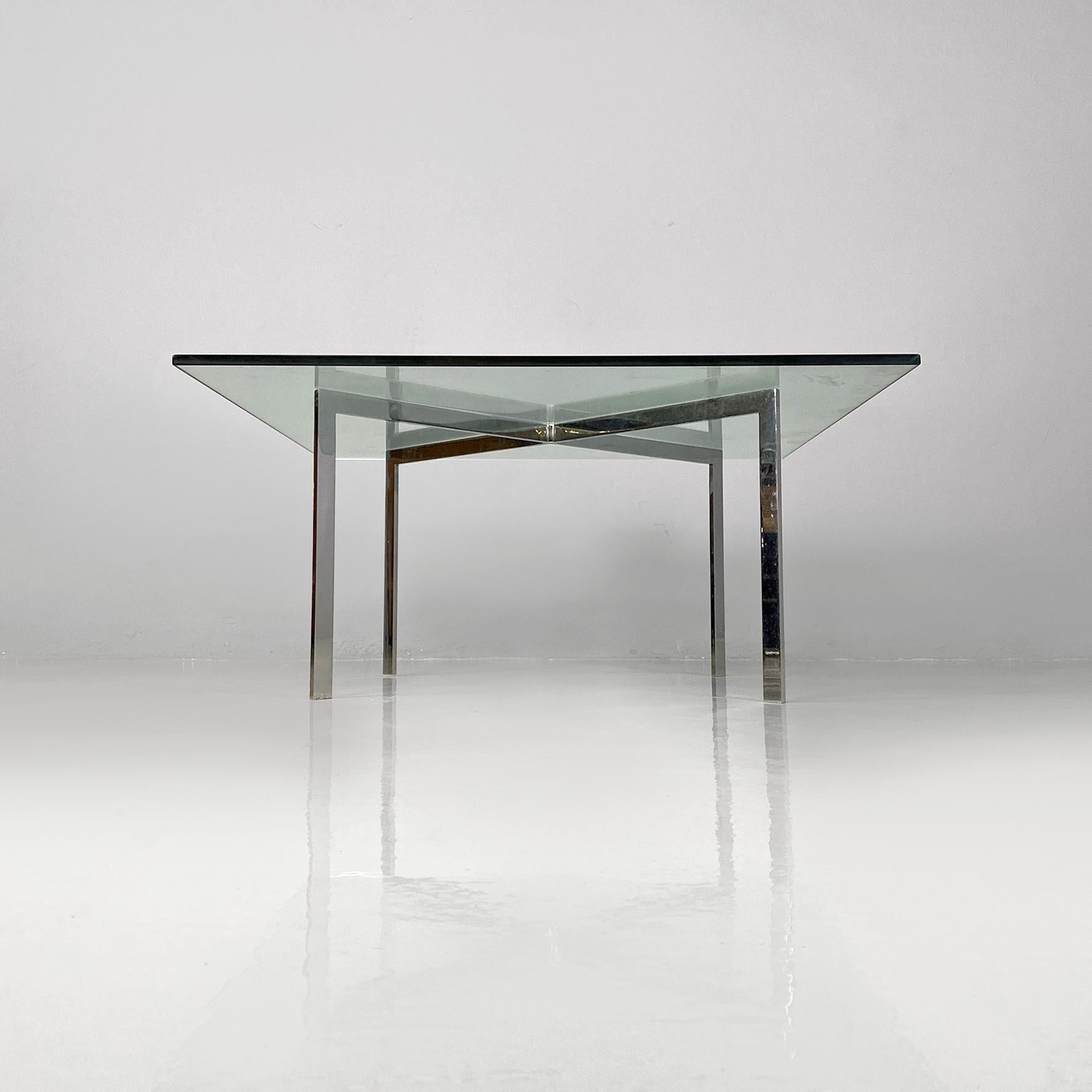 Italian modern coffee table Barcelona by Mies Van der Rohe for Knoll, 1970s.
Barcelona coffee table with squared top and x-shape leg. Squared top in green water glass color with 15 mm of thickness, crossed leg in chromed metal, well structured in