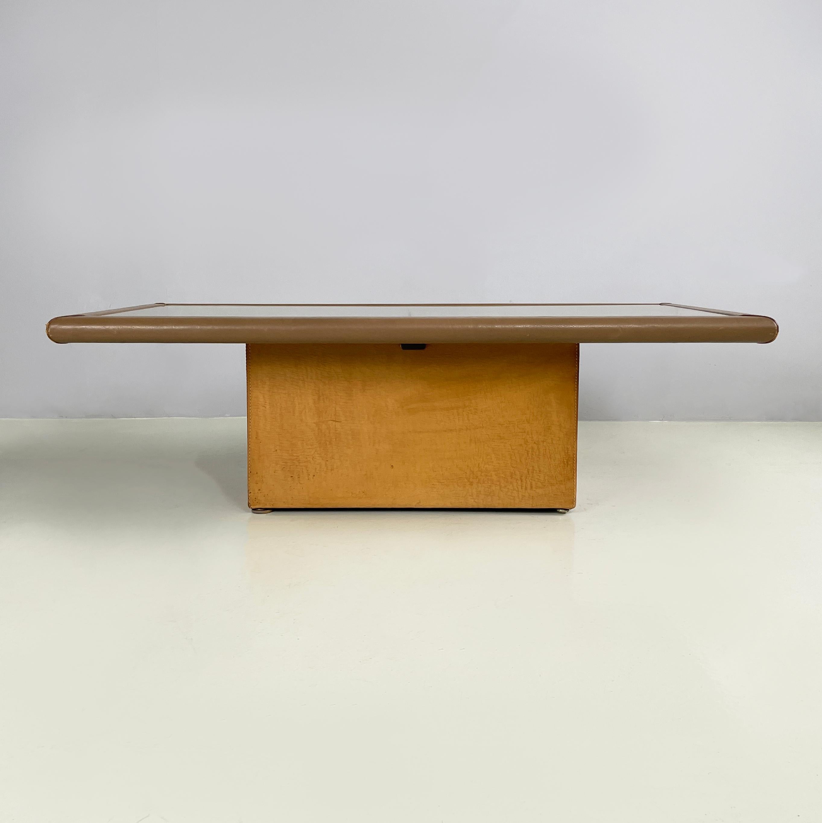Table basse moderne italienne Bogo de Carlo Bartoli pour Rossi Di Albizzate, 1970
Table basse mod. Bogo avec plateau rectangulaire et coins arrondis. Le plateau est recouvert de cuir brun et comporte une plaque de verre rectangulaire en son centre.