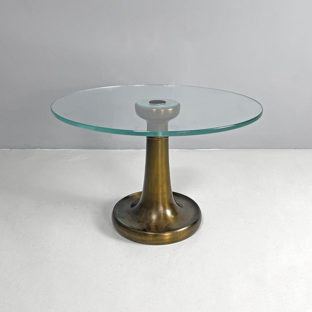 Italian modern coffee table brass glass by Luciano Frigerio for Frigerio, 1980s
Coffee table with round glass top. In the center of the top there is a brass circle, just below the top at the connection of the leg with the top there is a circular