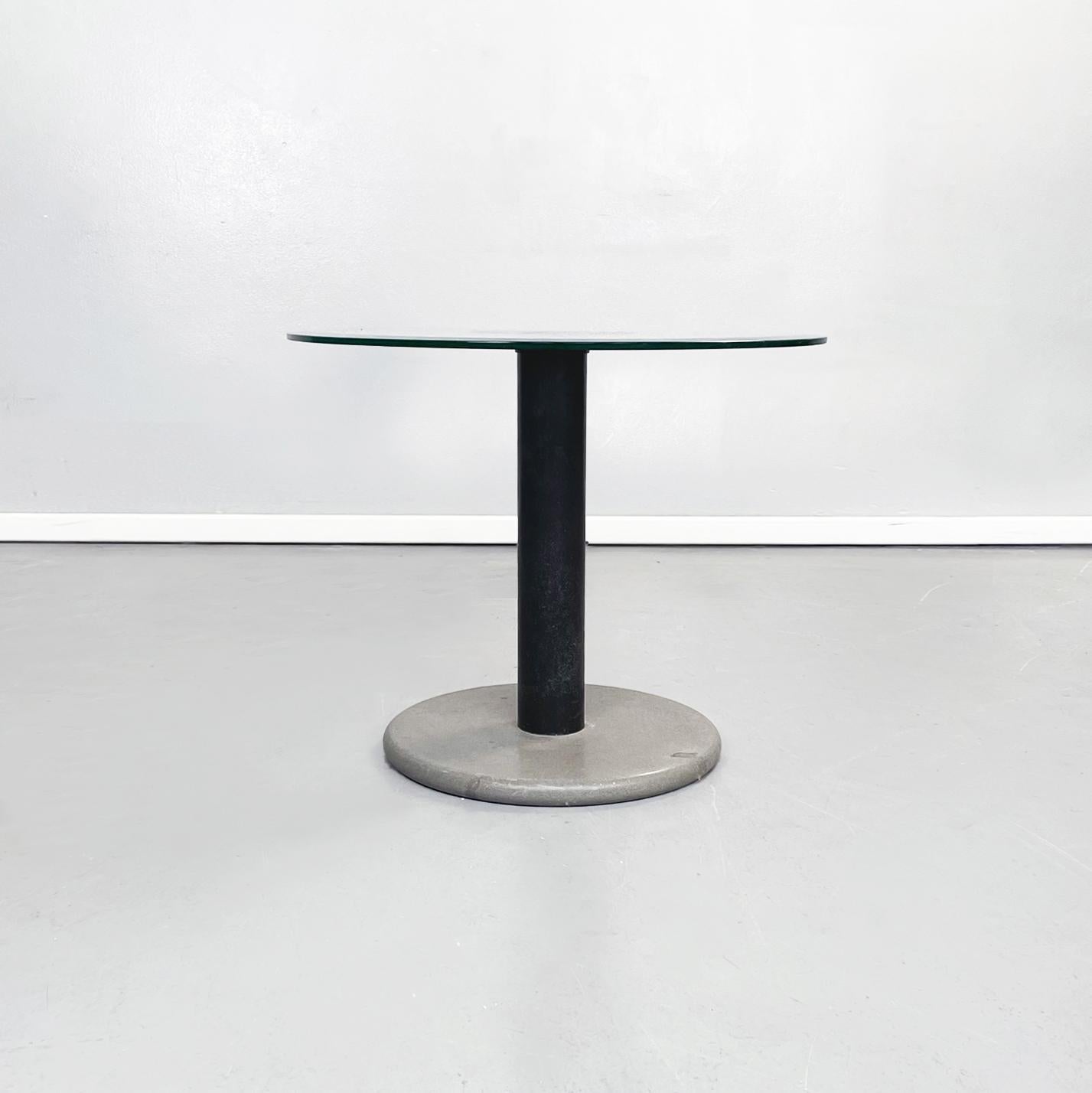 Table basse moderne italienne en verre vert, métal noir et pierre grise, années 1980
Table basse avec plateau rond en verre assez transparent et vert, elle varie selon la lumière qu'elle reçoit.
Les deux cercles noirs concentriques au centre donnent