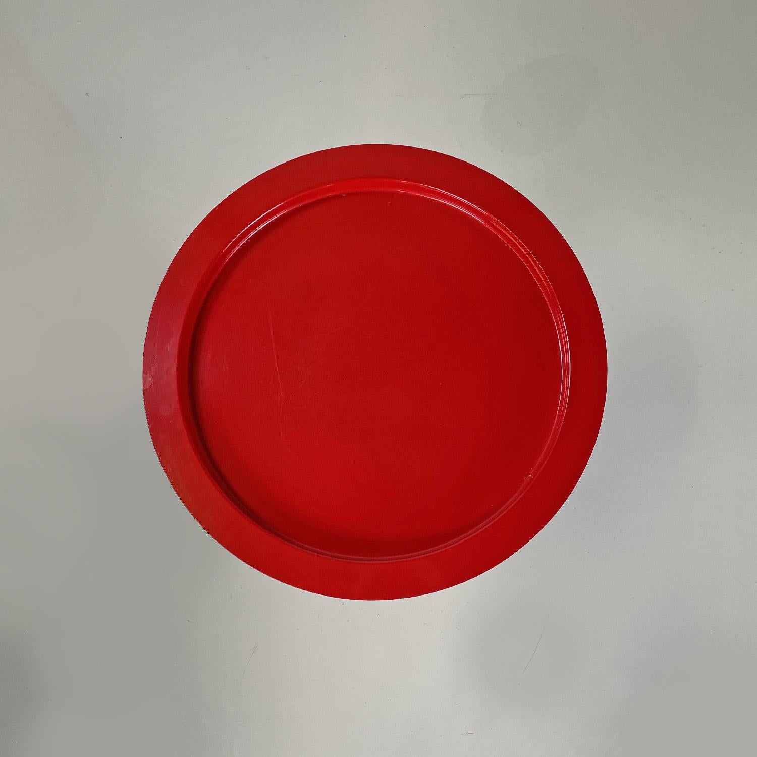 Moderner italienischer Couchtisch aus rot lackiertem Metall mit abnehmbarer Platte, 1980er Jahre 
Couchtisch mit runder Basis, komplett aus rot lackiertem Metall. Der runde Deckel ist abnehmbar und kann als Tablett dienen. Die Struktur ist