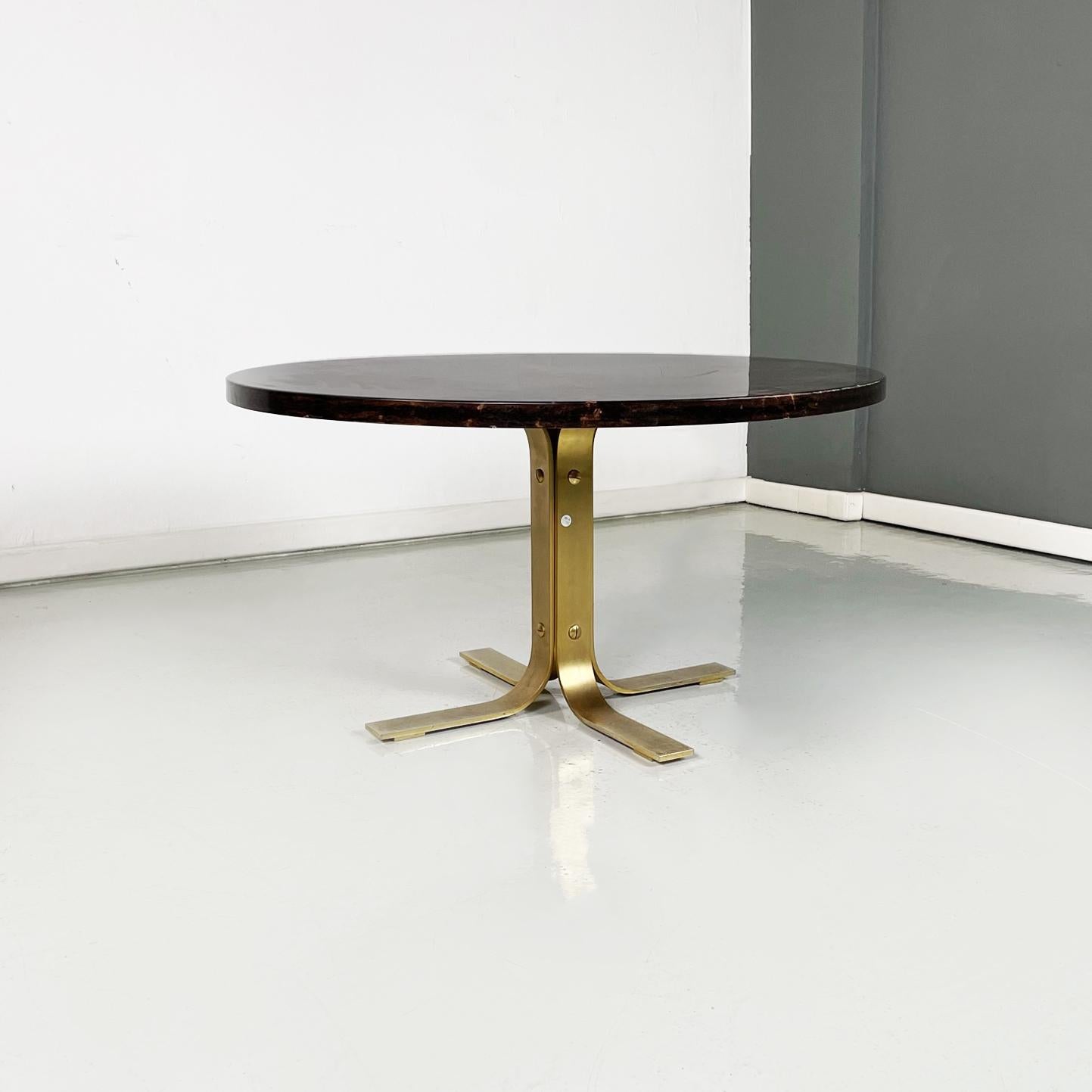 Italian Mid-Century Modern Coffee table in wood, parchment and brass by Aldo Tura, 1960s
Coffee table with round wooden top, covered in parchment with a dark brown finish. The 4-spoke base is made of brass.
Designed and produced by Aldo Tura in