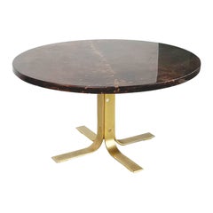 Table basse moderne italienne en bois, parchemin et laiton par Aldo Tura, années 1960