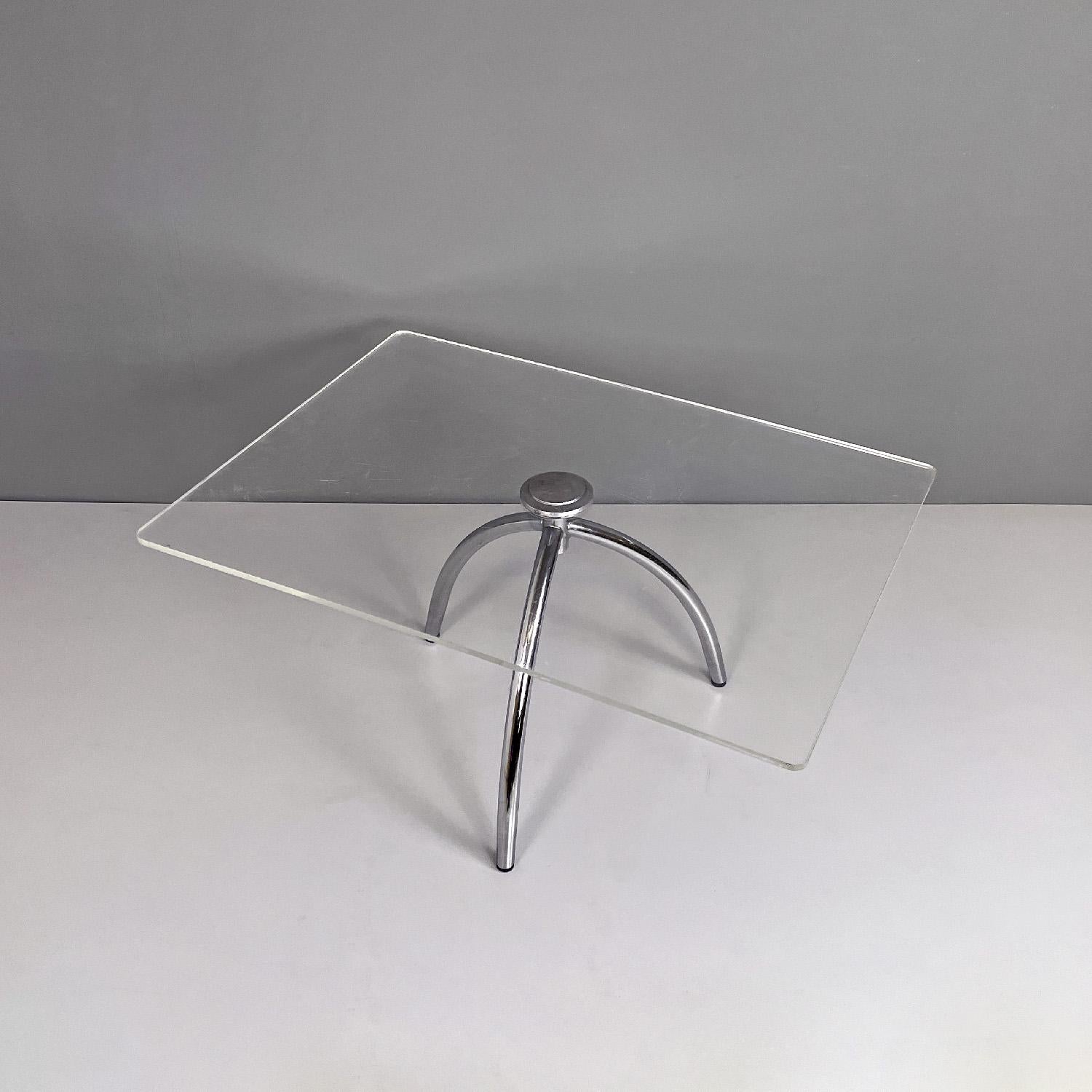 Italienischer moderner Couchtisch aus transparentem Plexiglas und Aluminiumstruktur, 1980er Jahre
Couchtisch mit rechteckiger Platte aus transparentem Plexiglas. Oben befindet sich ein rundes Aluminiumelement, das es mit der Struktur verbindet, die