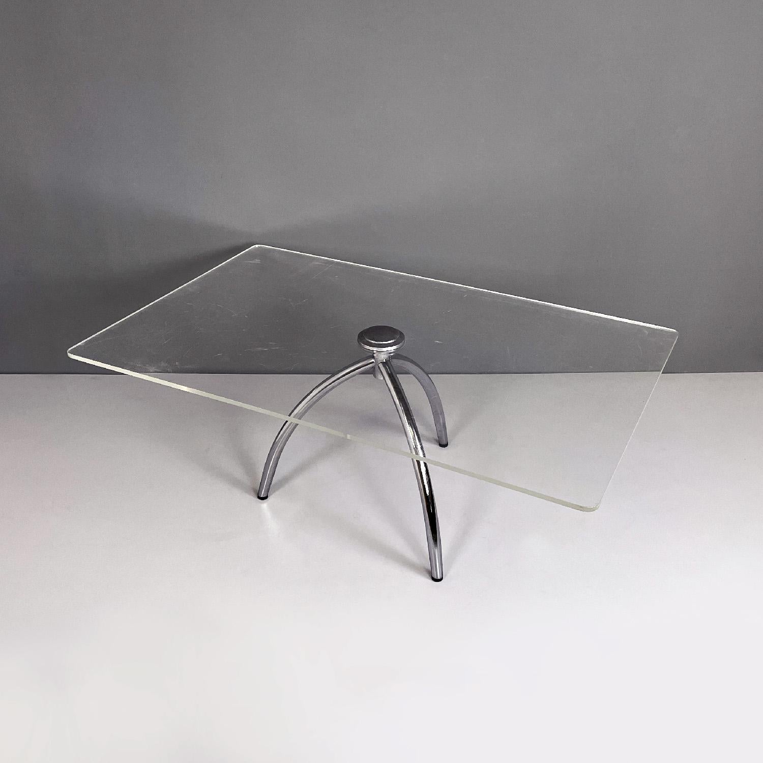 Italienischer moderner Couchtisch aus transparentem Plexiglas und Aluminiumstruktur, 1980er Jahre
Couchtisch mit rechteckiger Platte aus transparentem Plexiglas. Oben befindet sich ein rundes Aluminiumelement, das es mit der Struktur verbindet, die
