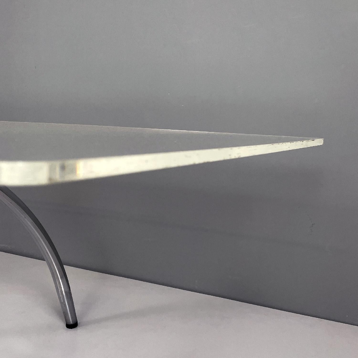 Modern Italian modern coffee table transparent plexiglass and aluminum structure, 1980s For Sale