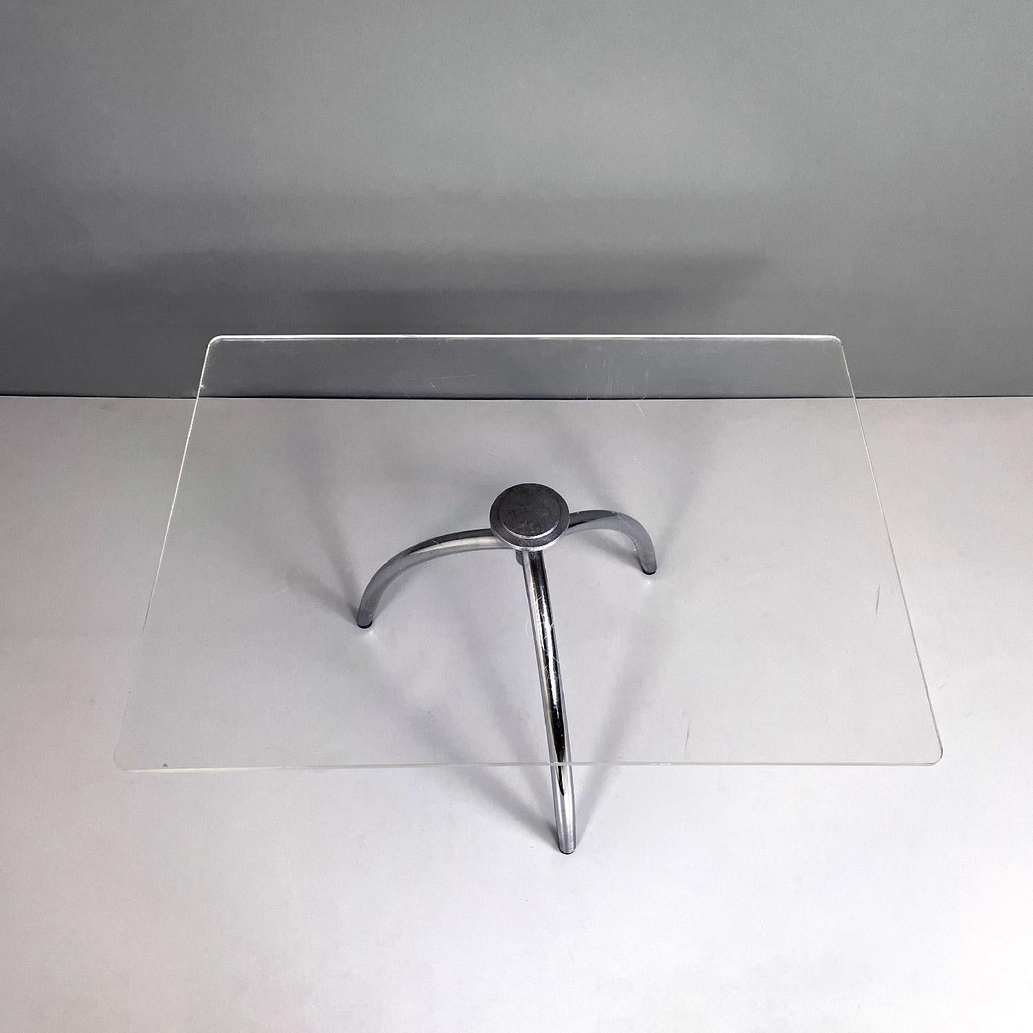 Italian modern coffee table transparent plexiglass and aluminum structure, 1980s In Good Condition For Sale In MIlano, IT