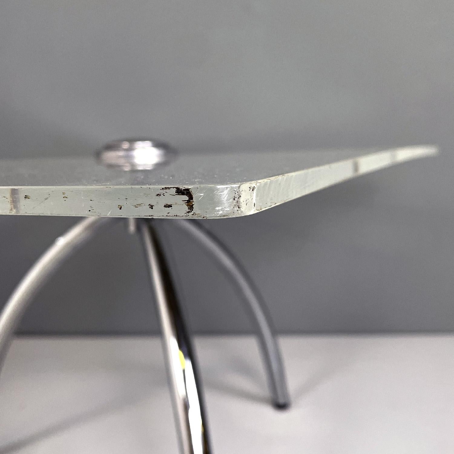 Late 20th Century Italian modern coffee table transparent plexiglass and aluminum structure, 1980s For Sale