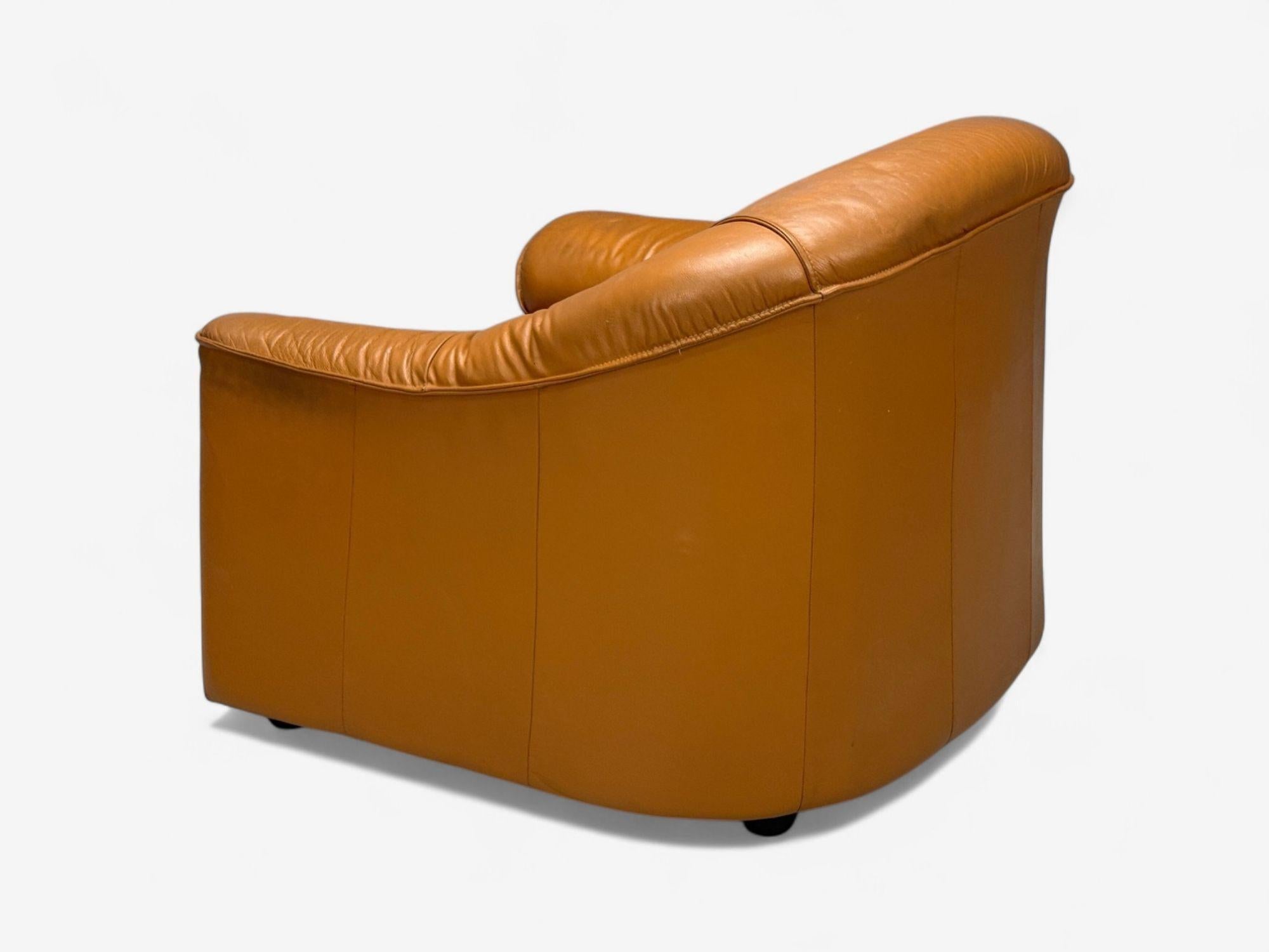 Moderno italiano, pelle cognac, grandi sedie da salotto, Italia, anni '70 in vendita 3