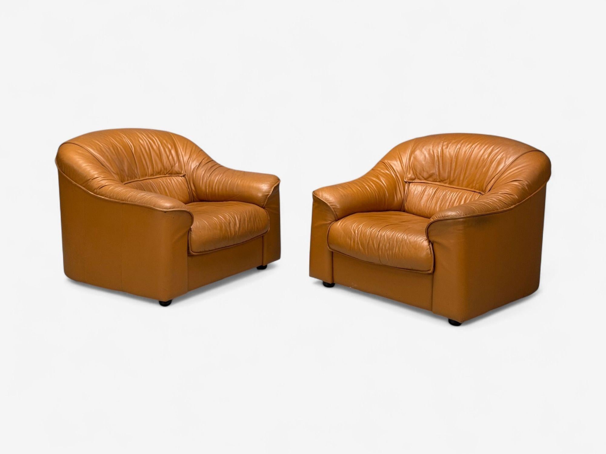 Sedie da salotto di grandi dimensioni in pelle cognac, Italia, anni '70

Coppia di sedie da salotto oversize e molto comode in pelle cognac, disegnate e prodotte in Italia nella seconda metà del XX secolo. Ogni esemplare reca l'etichetta originale
