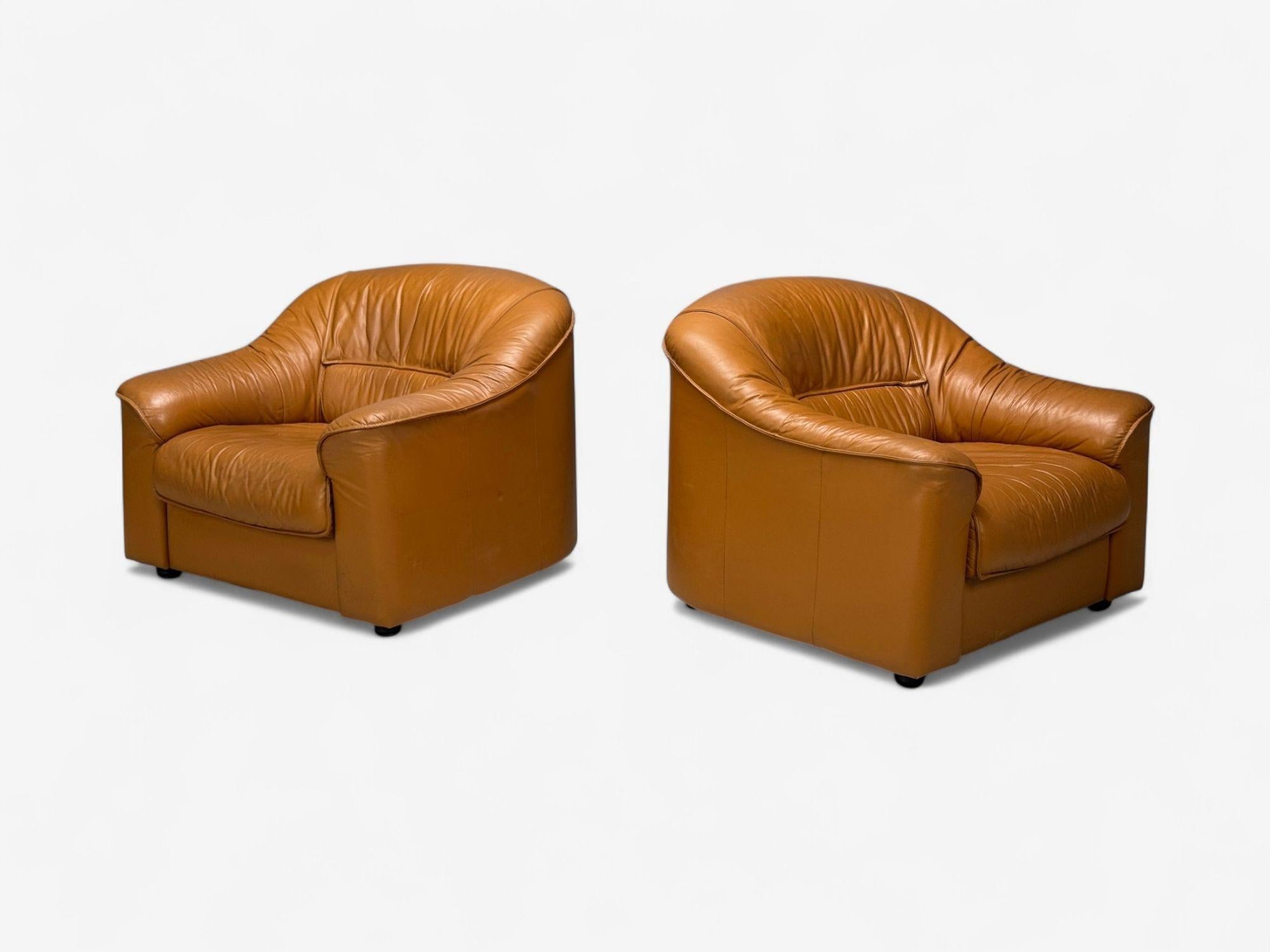 Italiano Moderno italiano, pelle cognac, grandi sedie da salotto, Italia, anni '70 in vendita