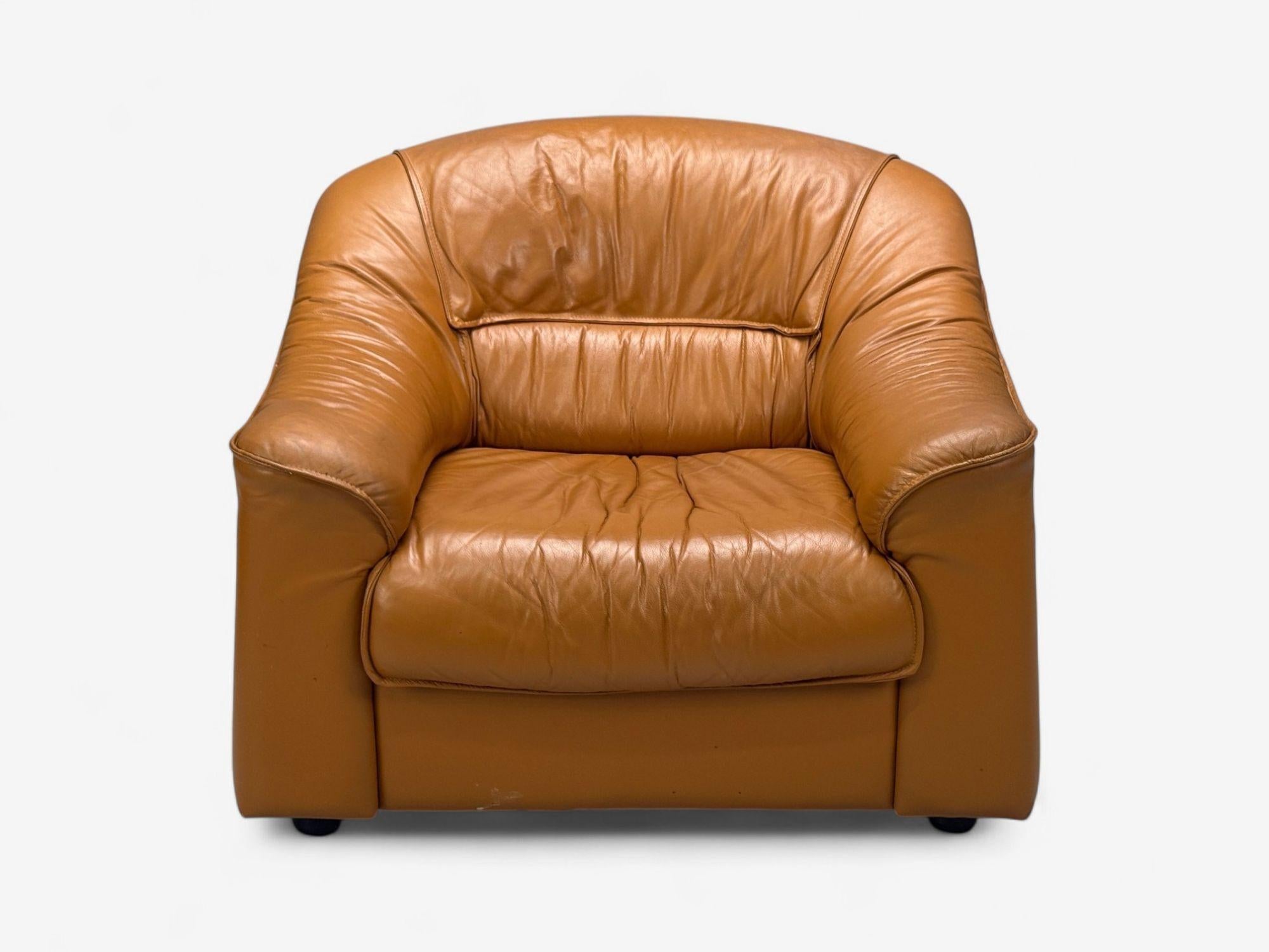 Fine XX secolo Moderno italiano, pelle cognac, grandi sedie da salotto, Italia, anni '70 in vendita