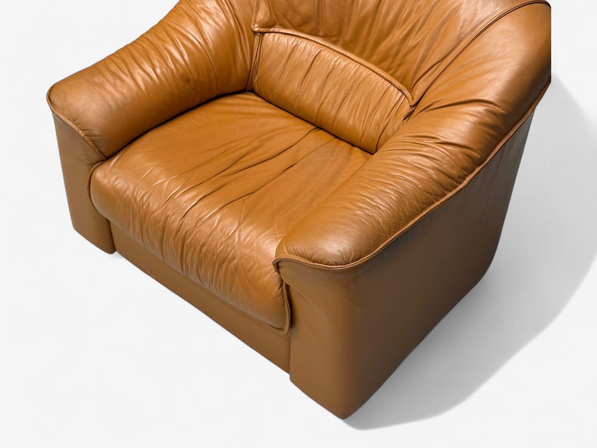 Moderno italiano, pelle cognac, grandi sedie da salotto, Italia, anni '70 in vendita 1