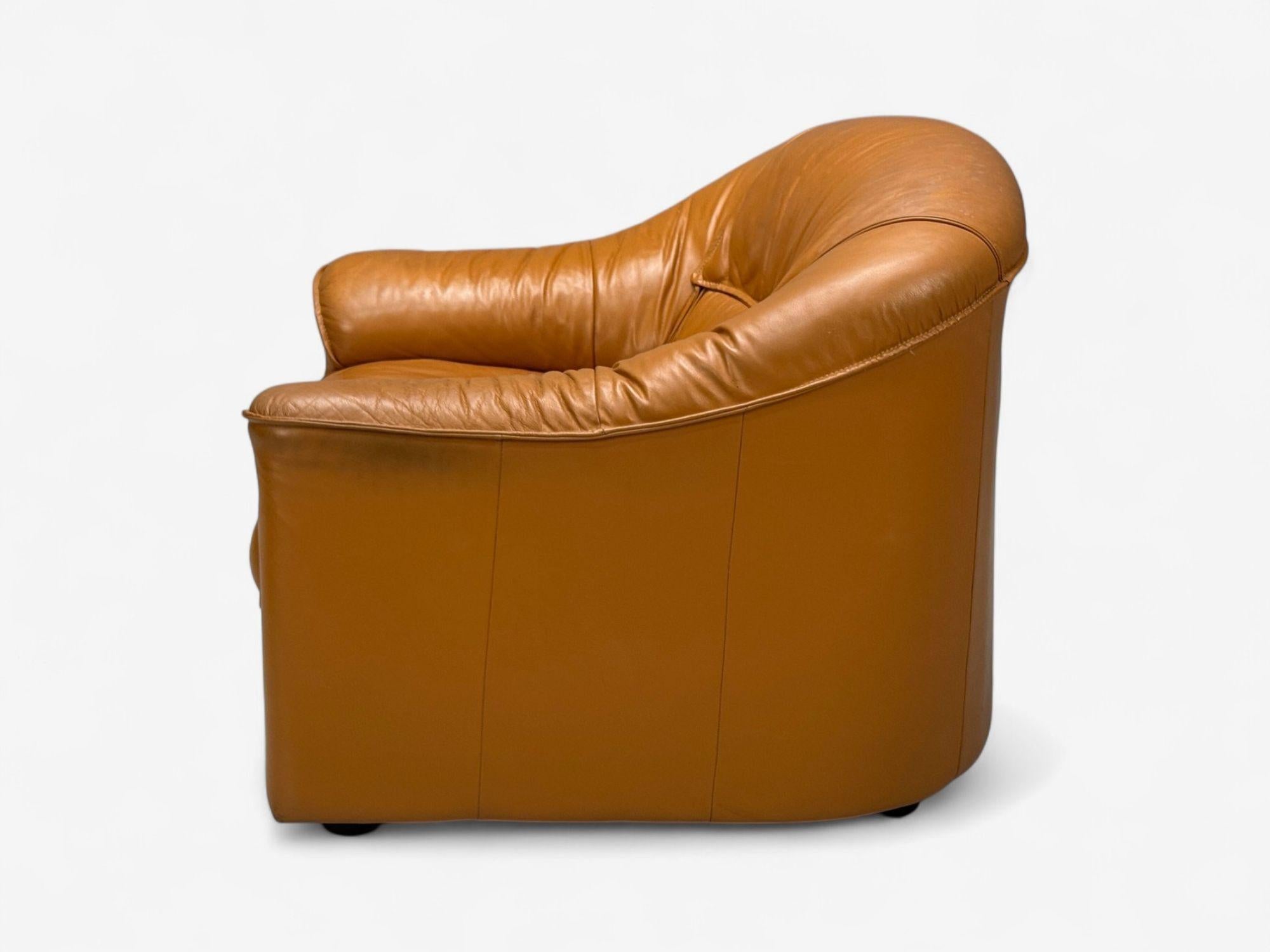 Moderno italiano, pelle cognac, grandi sedie da salotto, Italia, anni '70 in vendita 2