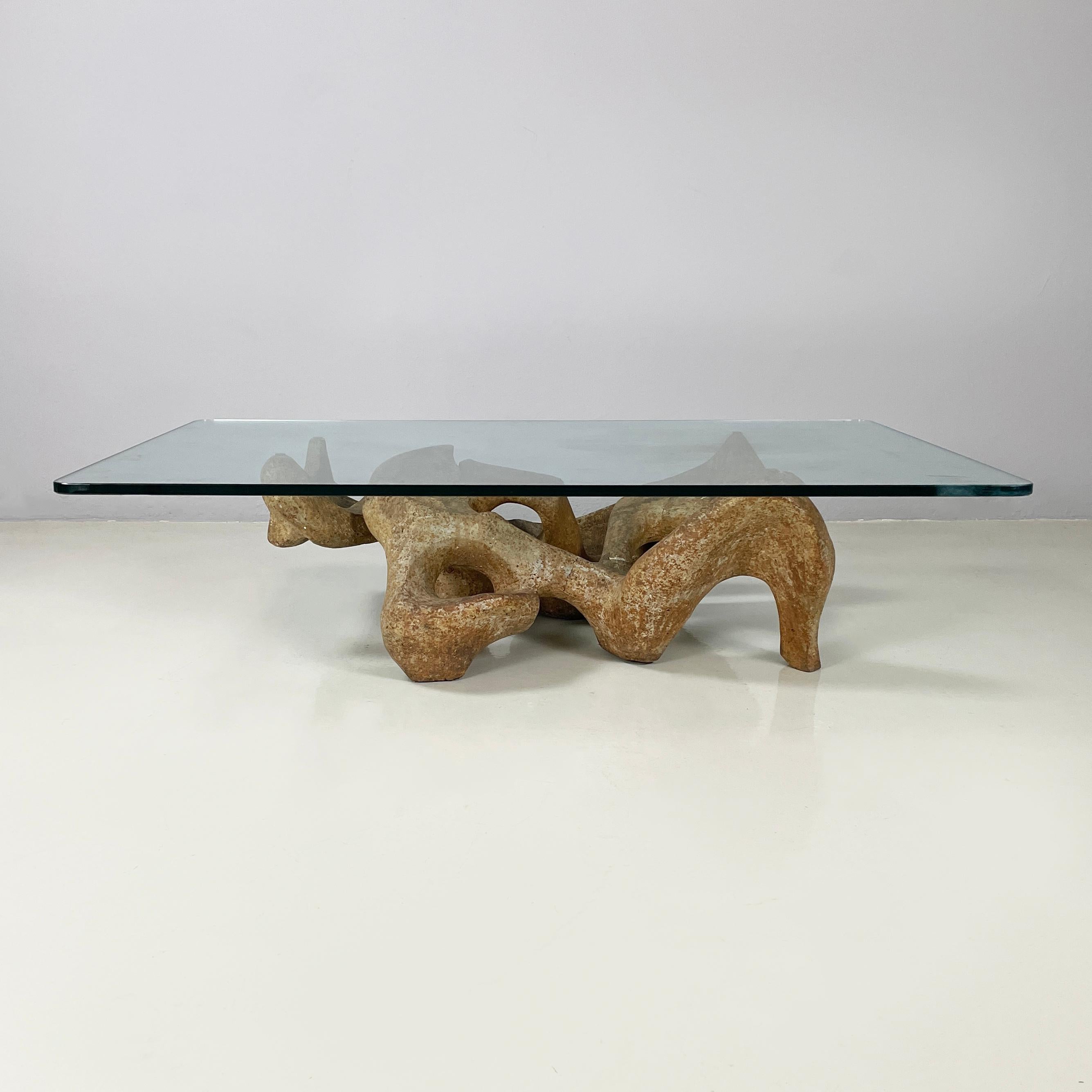Tavolino moderno italiano in cemento e vetro Kamasutra di Claudio Trevi, anni '70
Tavolino da caffè mod. Kamasutra con piano rettangolare in vetro spesso con angoli arrotondati. La base organicamente scultorea è realizzata in cemento con una