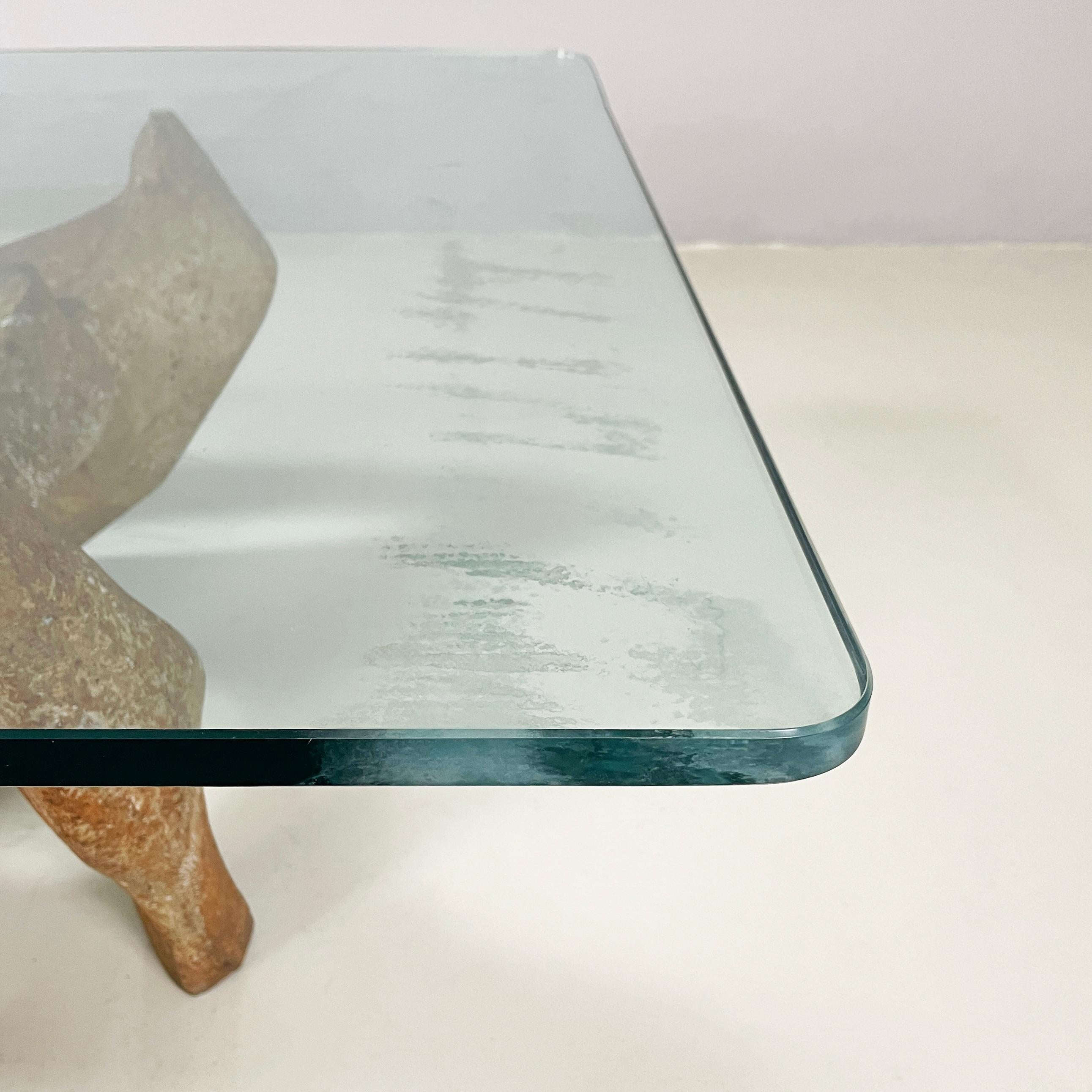 Tavolino moderno italiano in cemento e vetro Kamasutra di Claudio Trevi, anni '70 In condizioni discrete in vendita a MIlano, IT