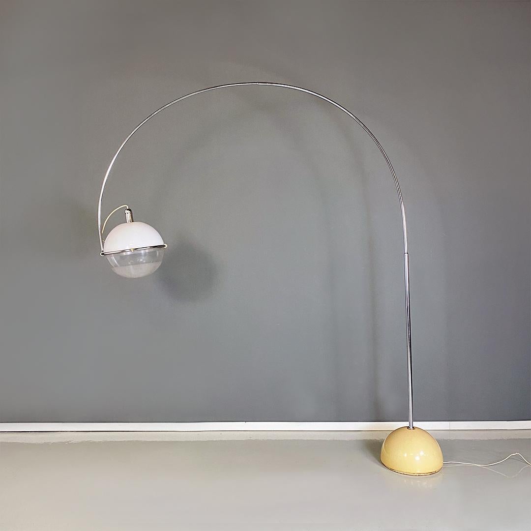 Italian modern concrete, plastic and steel arc floor lamp by Fabio Lenci, 1970s.
Arc lamp with semi-spherical concrete base, covered by a beige plastic cap. Arched stem also in steel, with round sections of various thicknesses and a ring-shaped