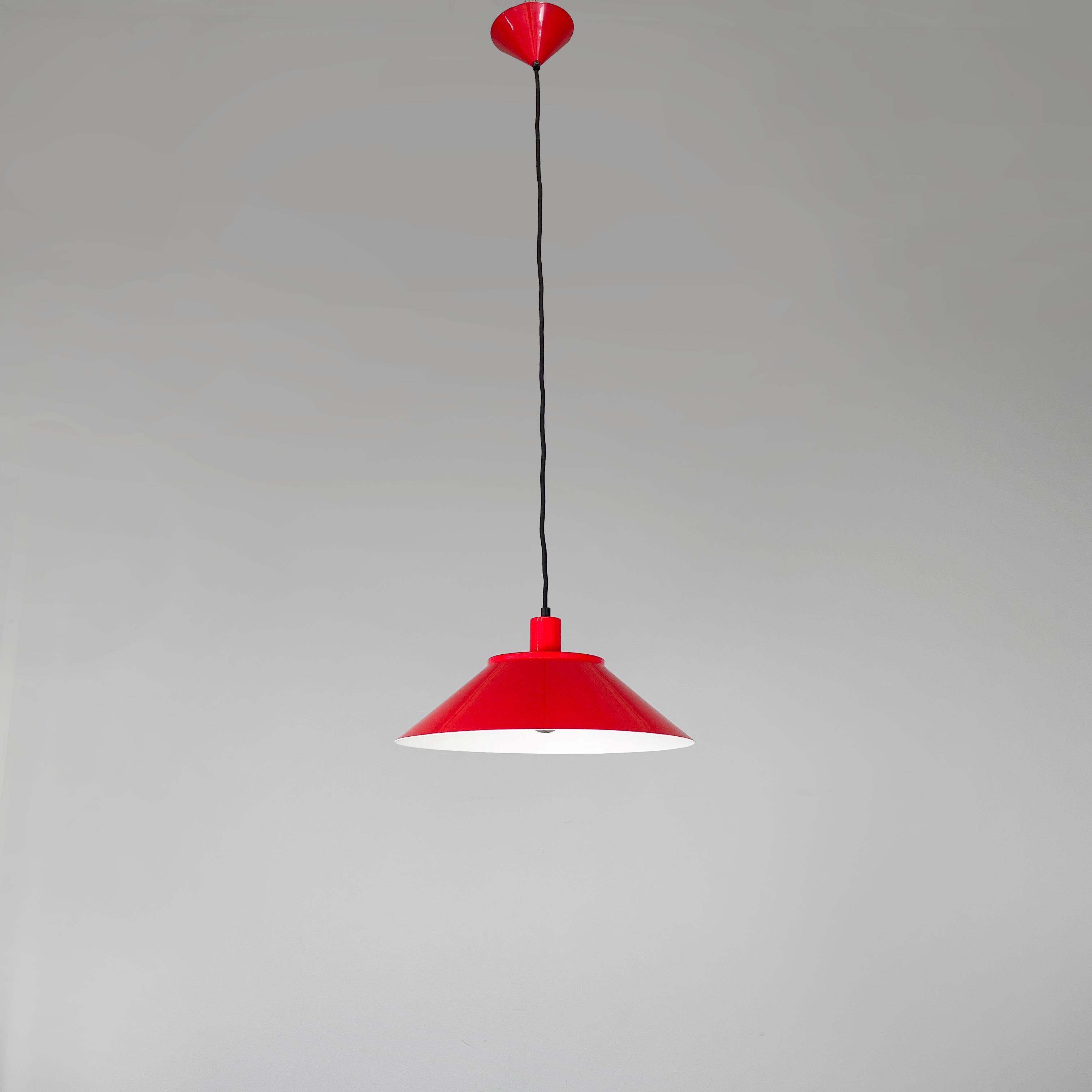 Italienischer moderner konischer Kronleuchter aus Glas, rotem und weißem Metall, 1970er Jahre
Kronleuchter oder Deckenleuchte mit konischem Lampenschirm aus weißem Metall innen und rotem Metall außen, mit Glasdetails im oberen Teil. Schwarzes Kabel.