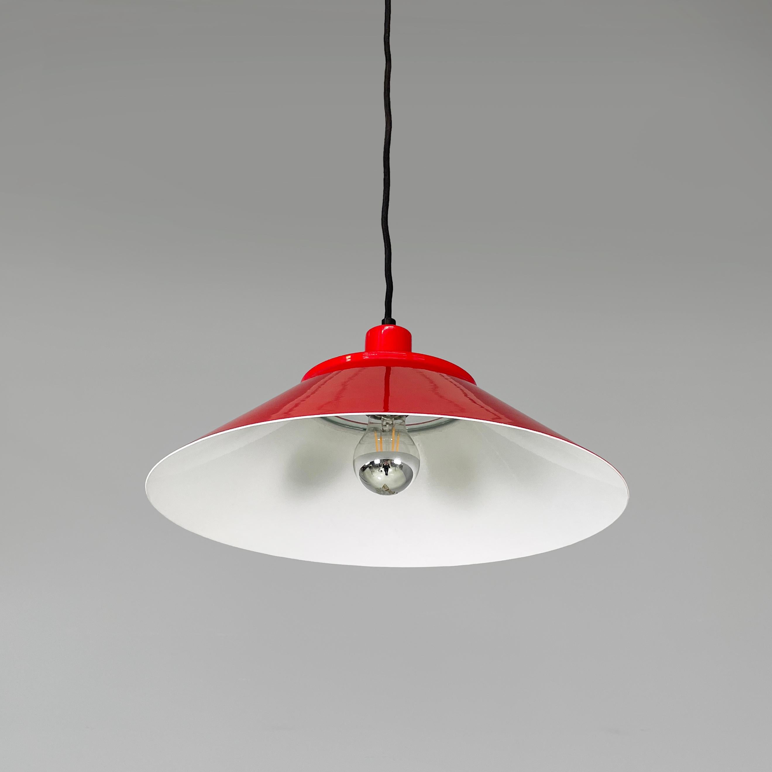 Italienischer moderner konischer Kronleuchter aus Glas, rotem und weißem Metall, 1970er Jahre (Moderne) im Angebot