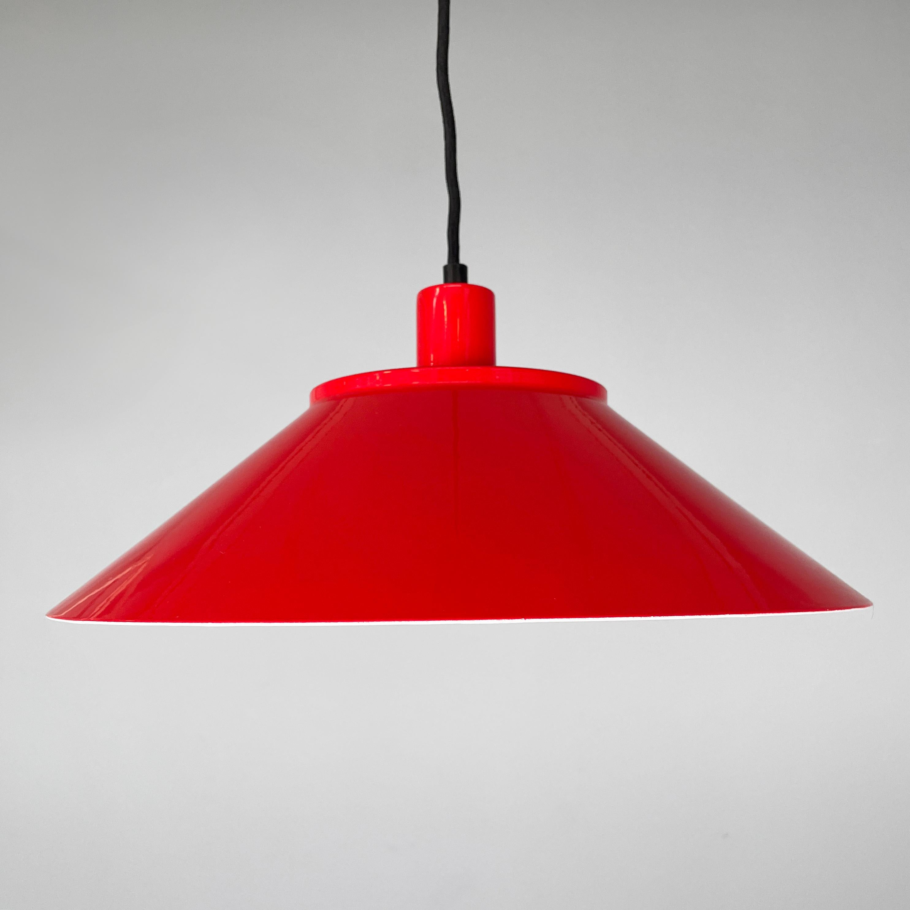 Italienischer moderner konischer Kronleuchter aus Glas, rotem und weißem Metall, 1970er Jahre im Zustand „Gut“ im Angebot in MIlano, IT