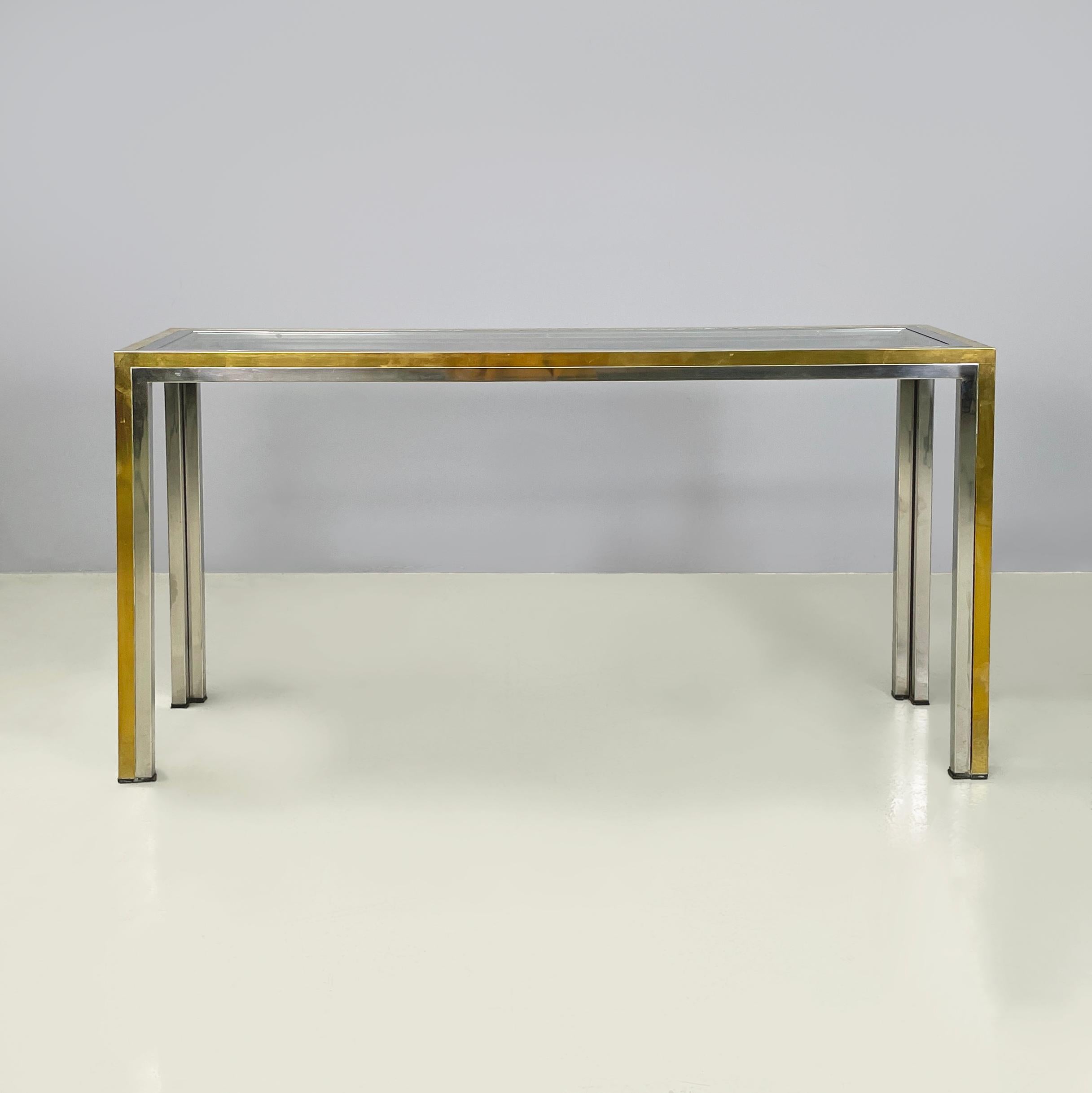 Consola moderna italiana de cristal, latón y acero de Nanda Vigo, años 70
Mesa consola con tapa de cristal rectangular. La estructura de sección rectangular y las patas son interiormente de acero cromado y exteriormente de latón. 
Producido y