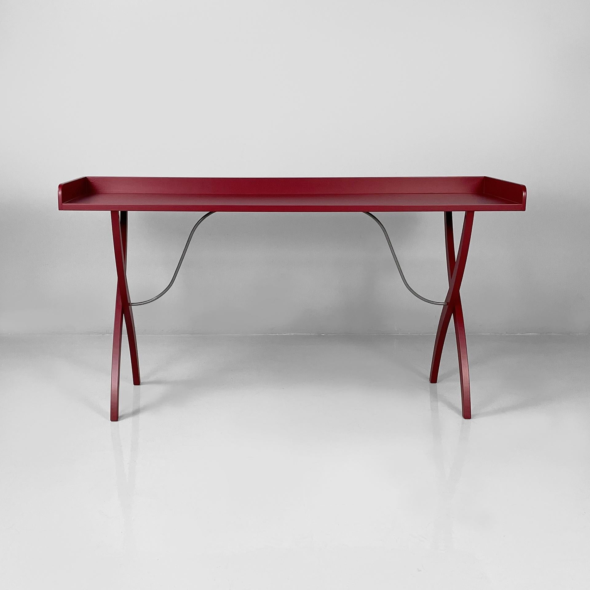 Italian modern console or desk in burgundy wood and metal, 1980s
Console table with a rectangular top and raised edges in burgundy painted wood. The legs, also in burgundy wood, are composed of X-shaped slats and two metal rods. It can be used as a