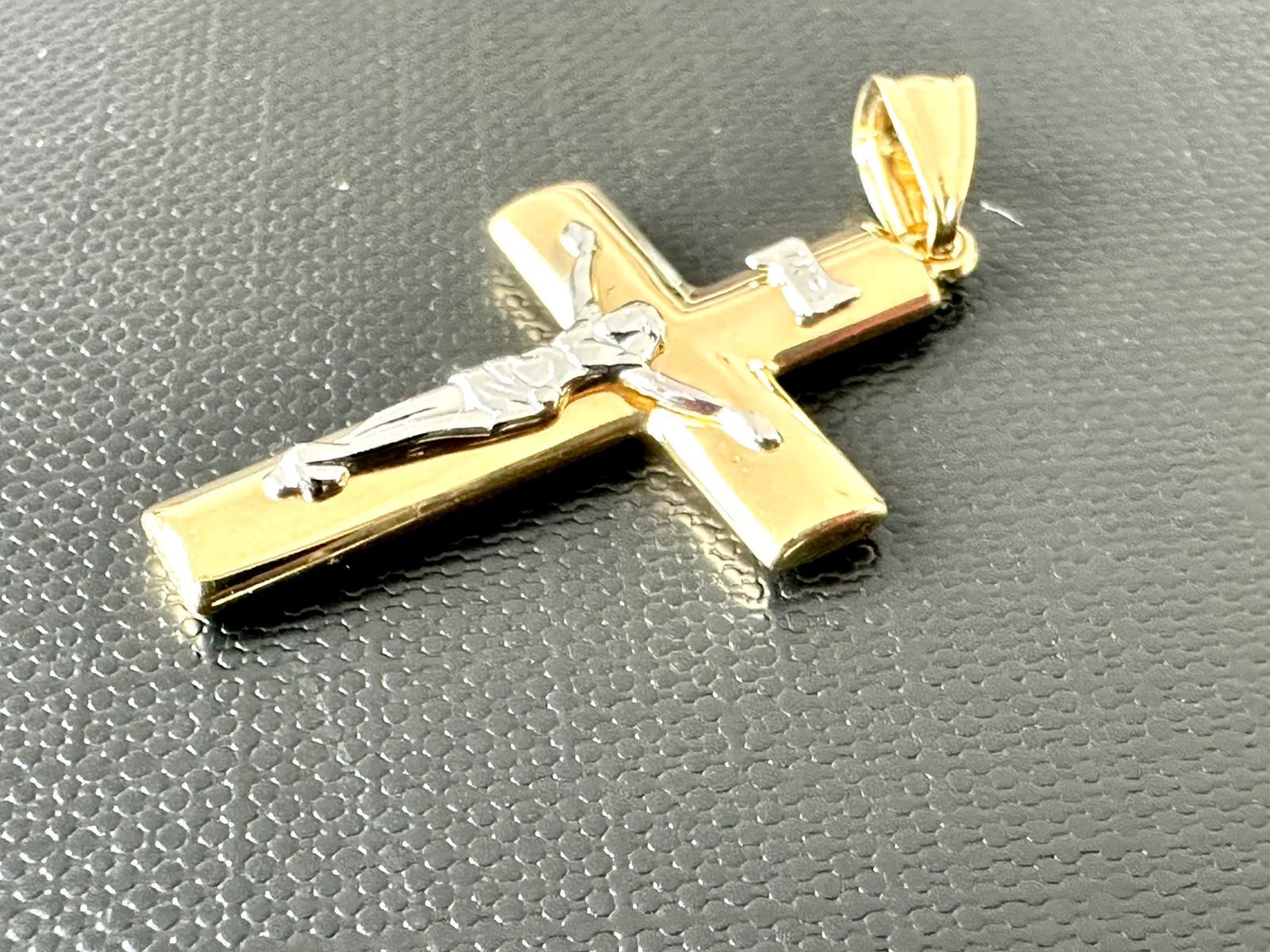Italian Modern-Contemporary 18 Karat Yellow and White Gold Crucifix In Good Condition For Sale In Esch-Sur-Alzette, LU