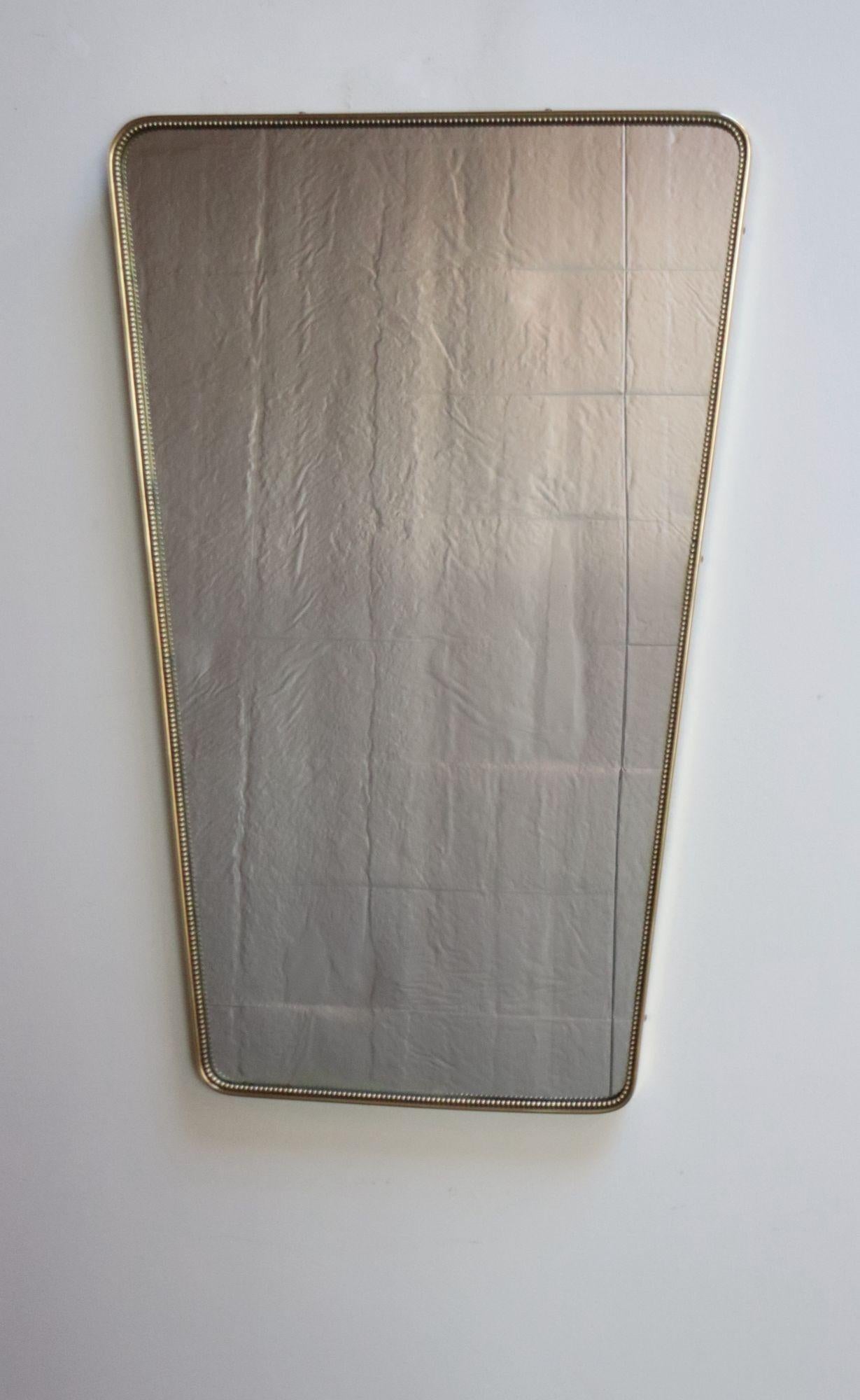 Miroir mural italien vintage à cadre en laiton avec des détails de bordure perlée (vers 1950).
Dans l'ensemble, en très bon état, vintage. Le laiton poli présente une patine naturelle et une usure générale minime. Le verre présente une petite tache