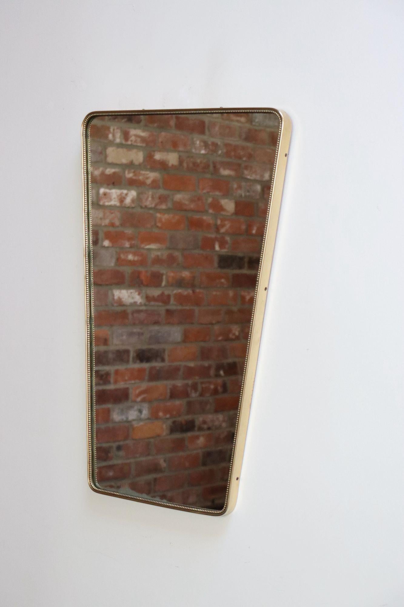 Mid-Century Modern Miroir mural moderne italien avec cadre en laiton perlé d'après Gio Ponti