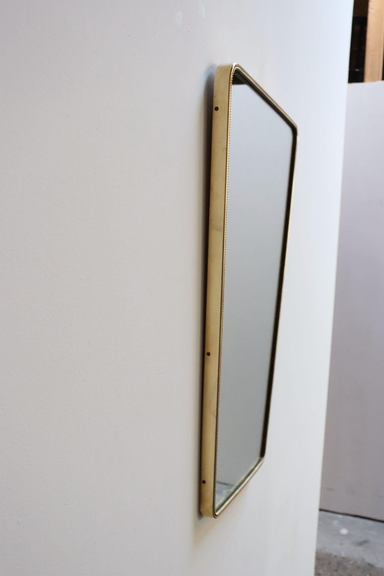 Milieu du XXe siècle Miroir mural moderne italien avec cadre en laiton perlé d'après Gio Ponti