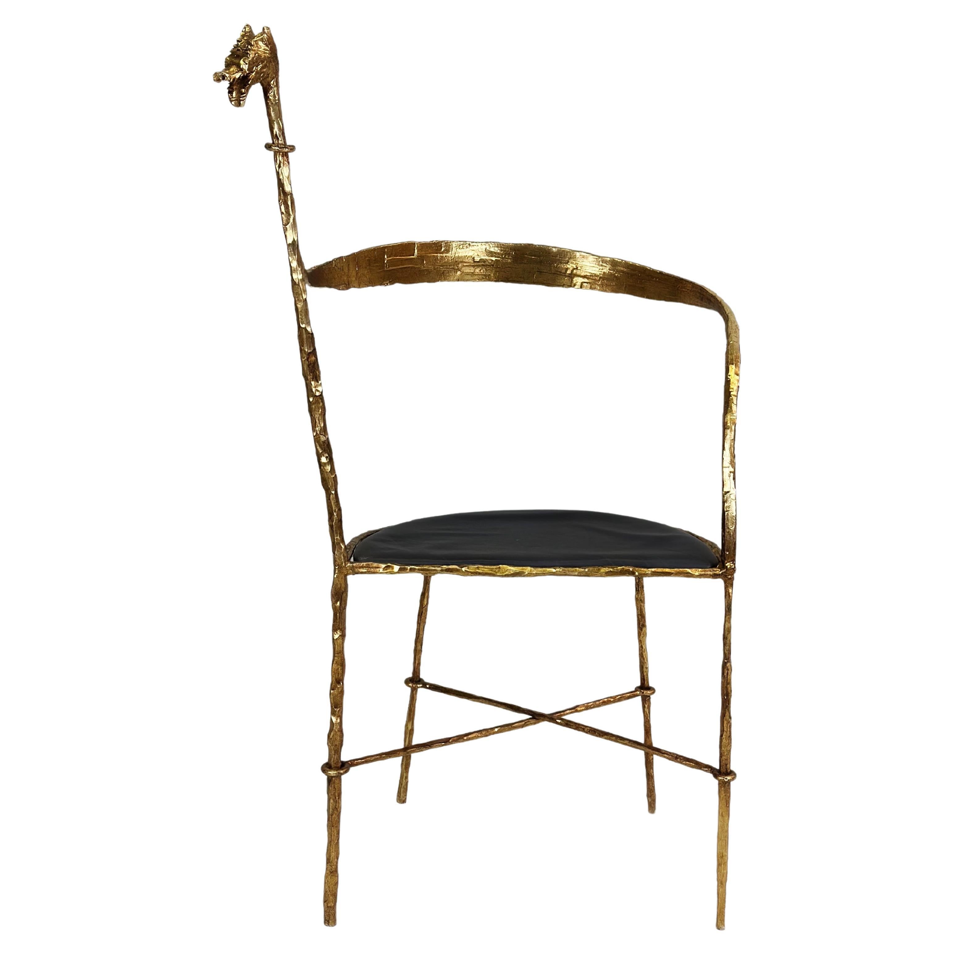 Rara y única silla italiana de hierro dorado y martillado de Giovanni Banci para Hermes. Una obra maestra icónica, martillada y forjada a mano, por el escultor italiano Banci,  inspirándose en la antigua mitología etrusca, el neoclasicismo moderno y