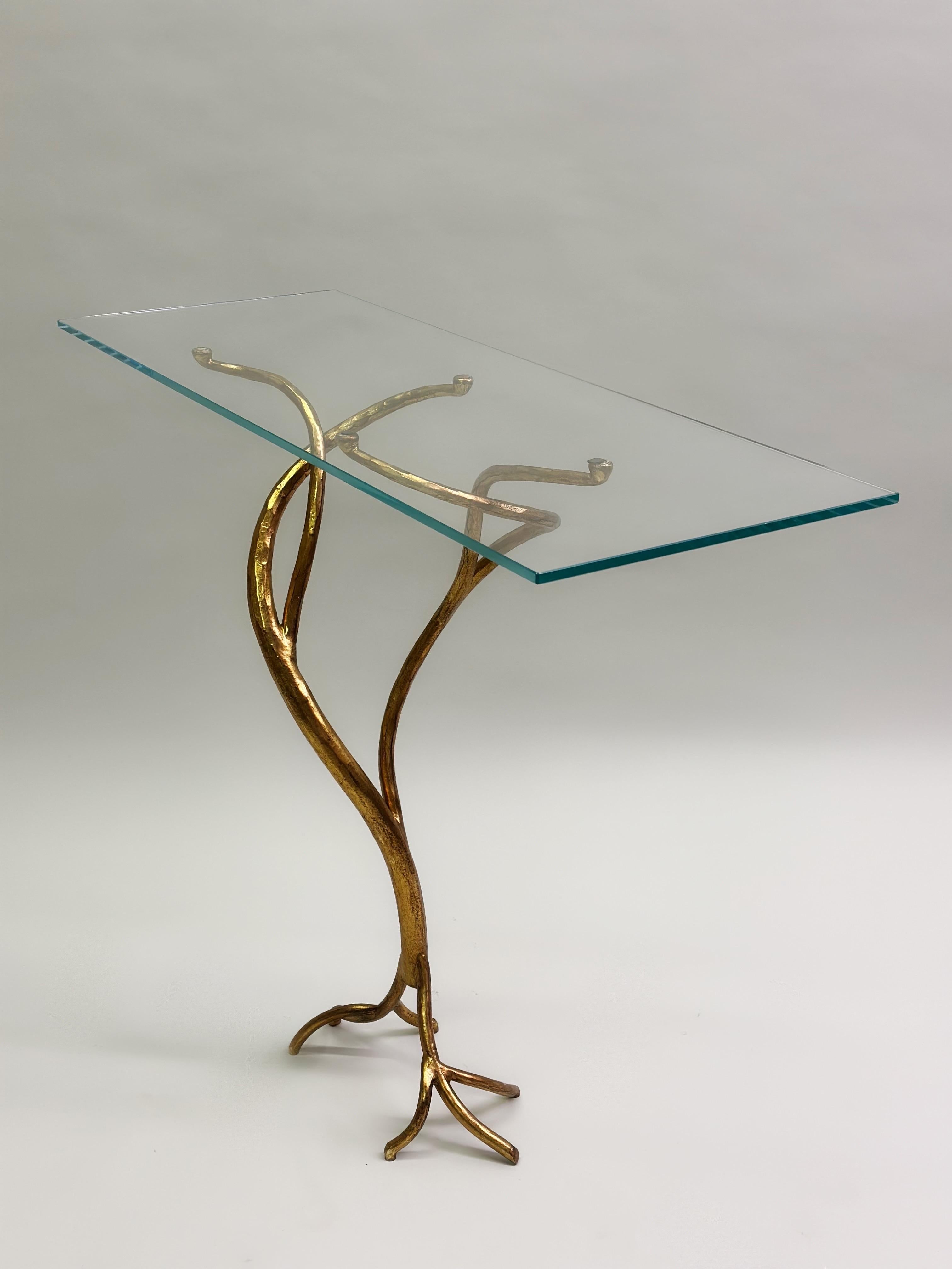 Mid-Century Modern Console artisanale italienne moderne en verre et fer doré martelé à la main, Giovanni Banci en vente
