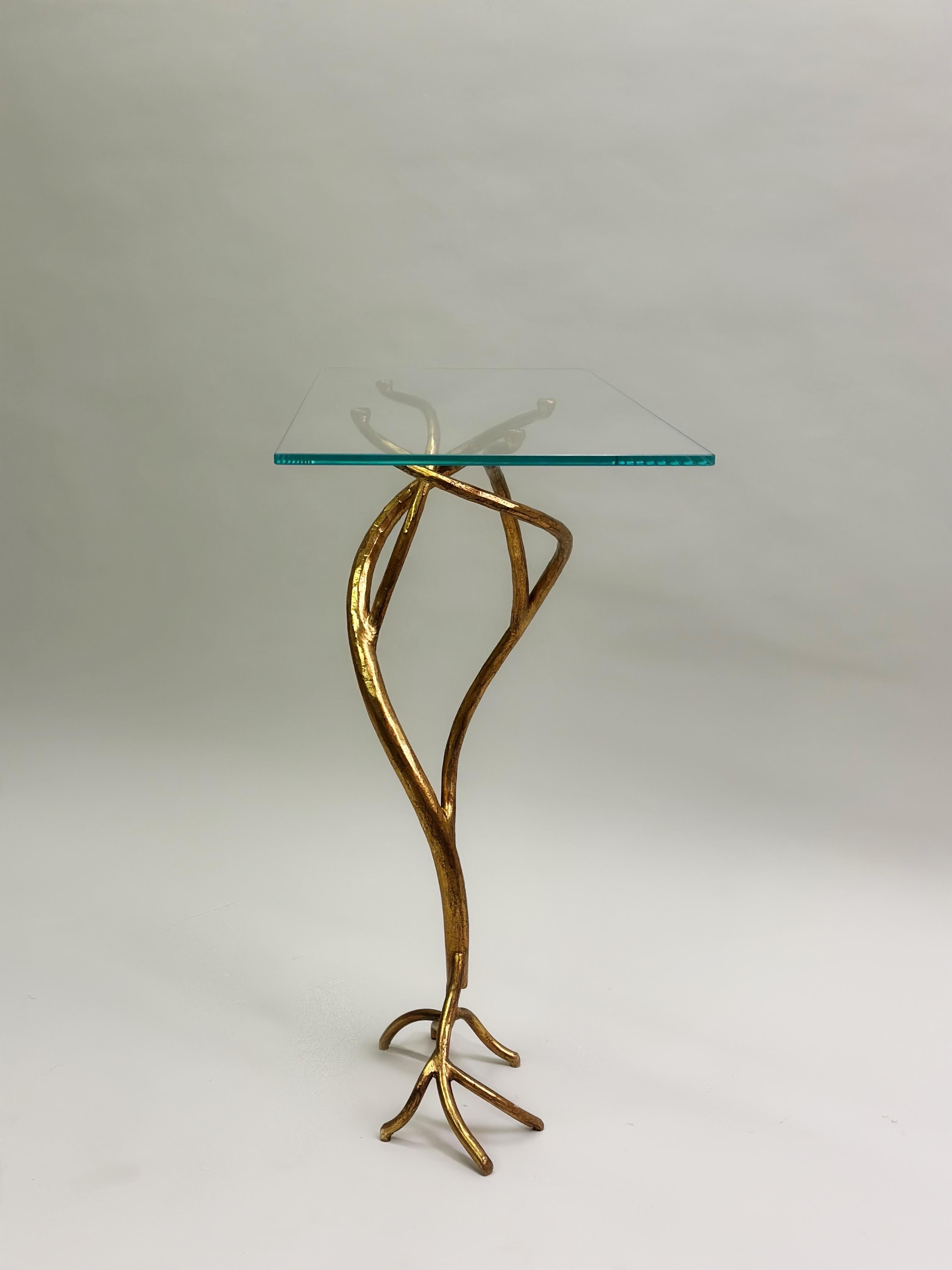 Konsole aus handgehämmertem vergoldetem Eisen und Glas, Giovanni Banci, Moderne italienische Kunsthandwerker (Italienisch) im Angebot
