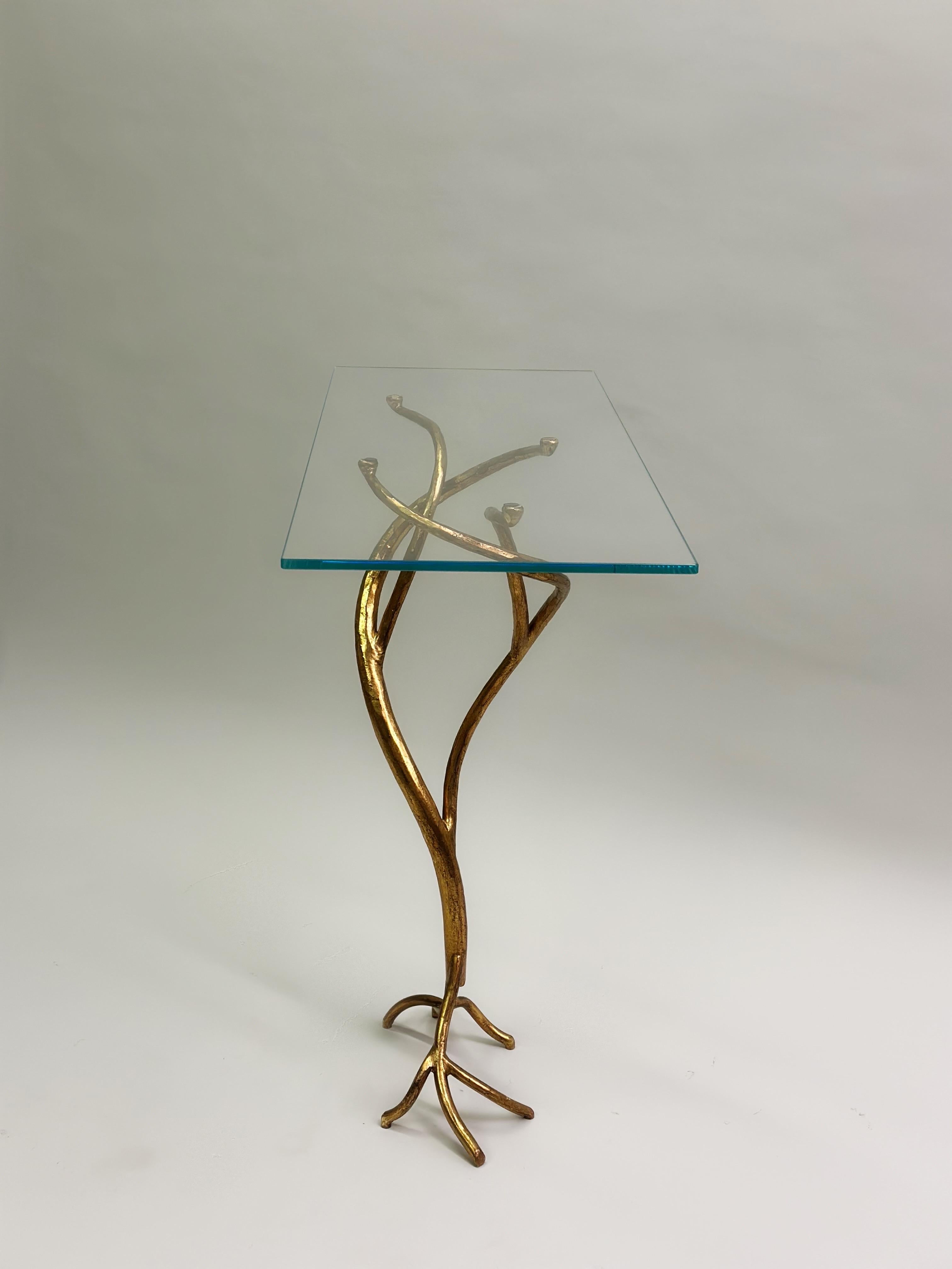 Konsole aus handgehämmertem vergoldetem Eisen und Glas, Giovanni Banci, Moderne italienische Kunsthandwerker (Vergoldet) im Angebot