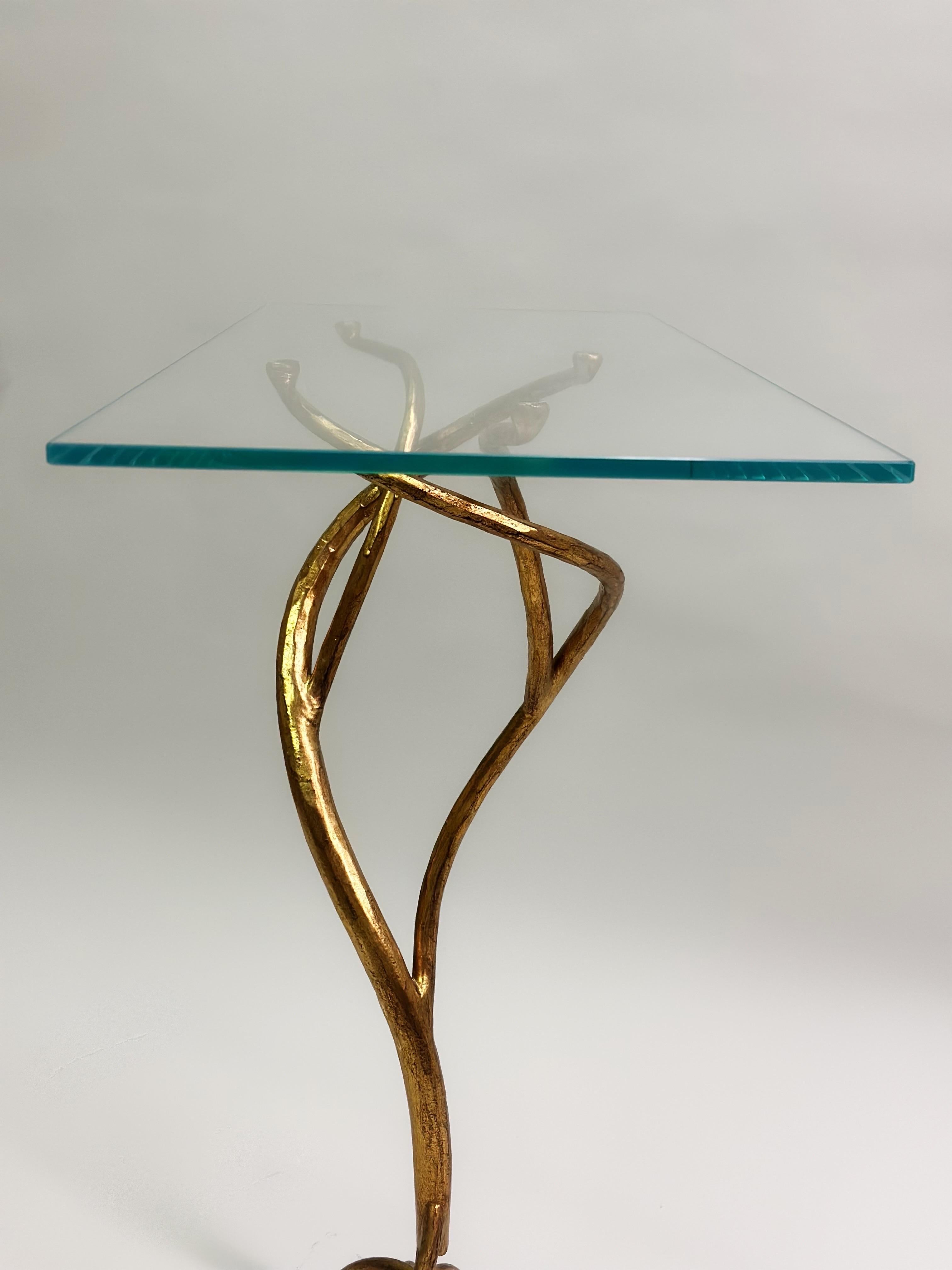 Konsole aus handgehämmertem vergoldetem Eisen und Glas, Giovanni Banci, Moderne italienische Kunsthandwerker (20. Jahrhundert) im Angebot