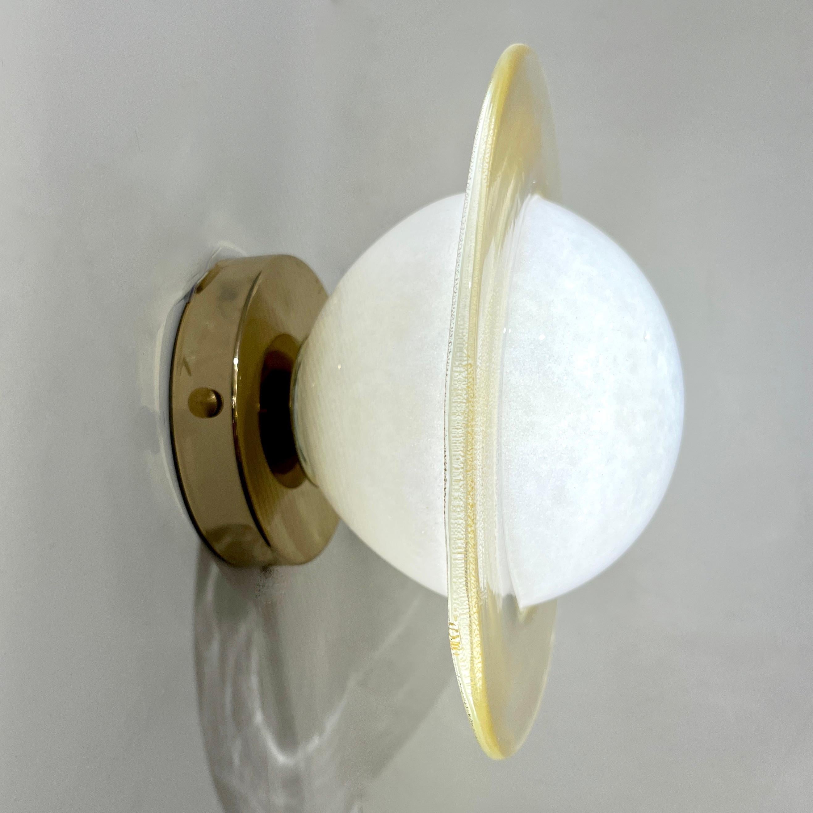 Paire d'appliques rondes modernes italiennes en verre de Murano or crème et laiton en vente 1