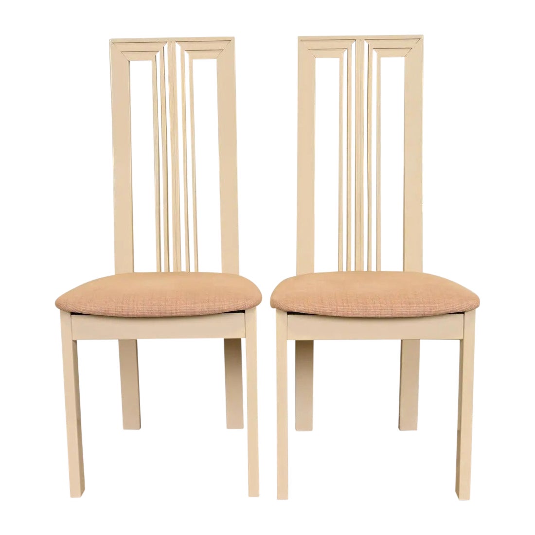 Paire de chaises d'appoint ou de chaises de salle à manger italiennes modernes à haut dossier laqué crème