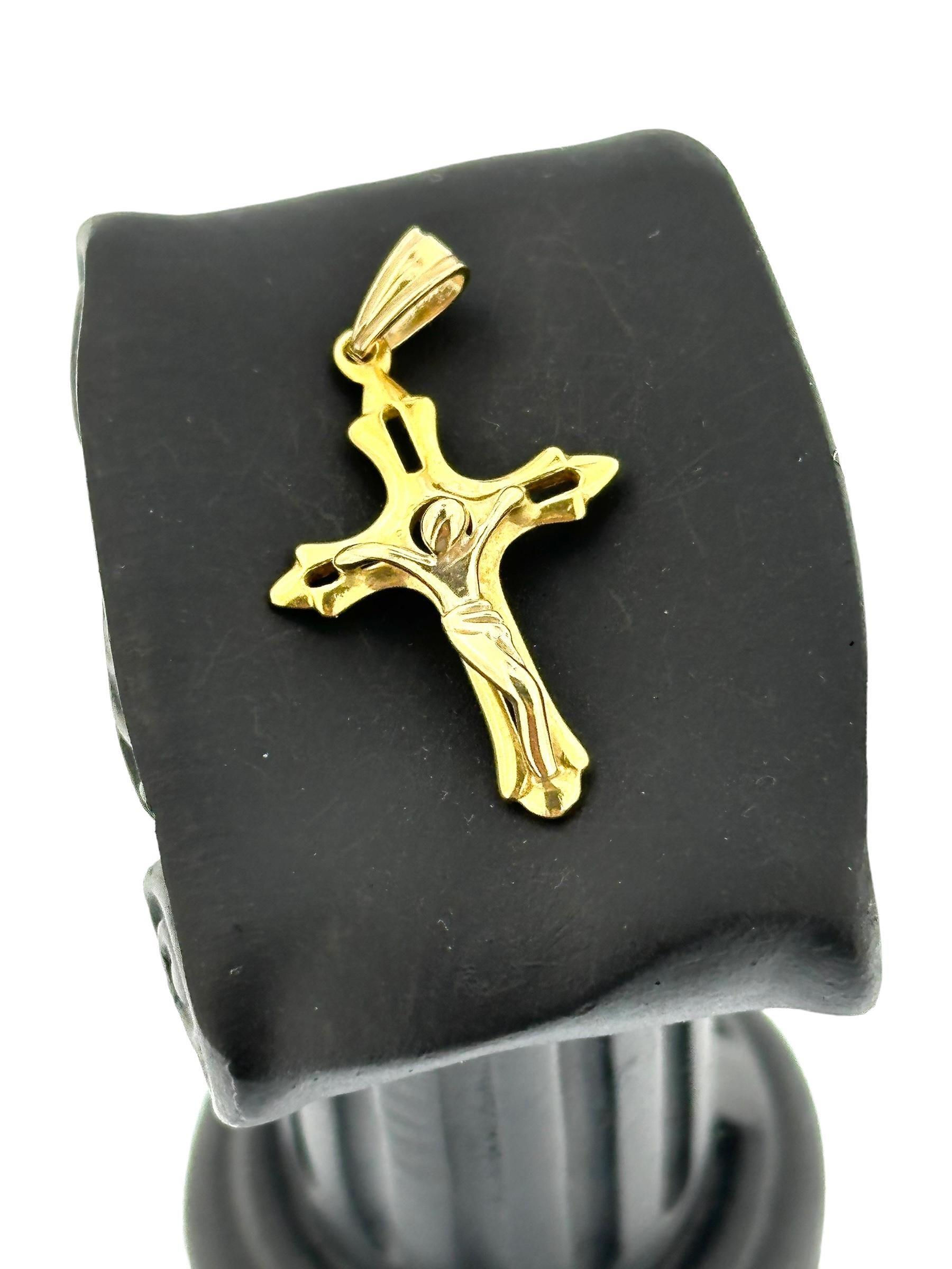 Dieses moderne italienische Kruzifix ist ein fesselndes Schmuckstück, das auf wunderbare Weise traditionelle religiöse Symbolik mit zeitgenössischen Designelementen verbindet. Dieses aus luxuriösem 18-karätigem Gelbgold gefertigte Kruzifix zeichnet