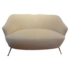 Loveseat curvo moderno italiano con patas de latón, hacia 1950