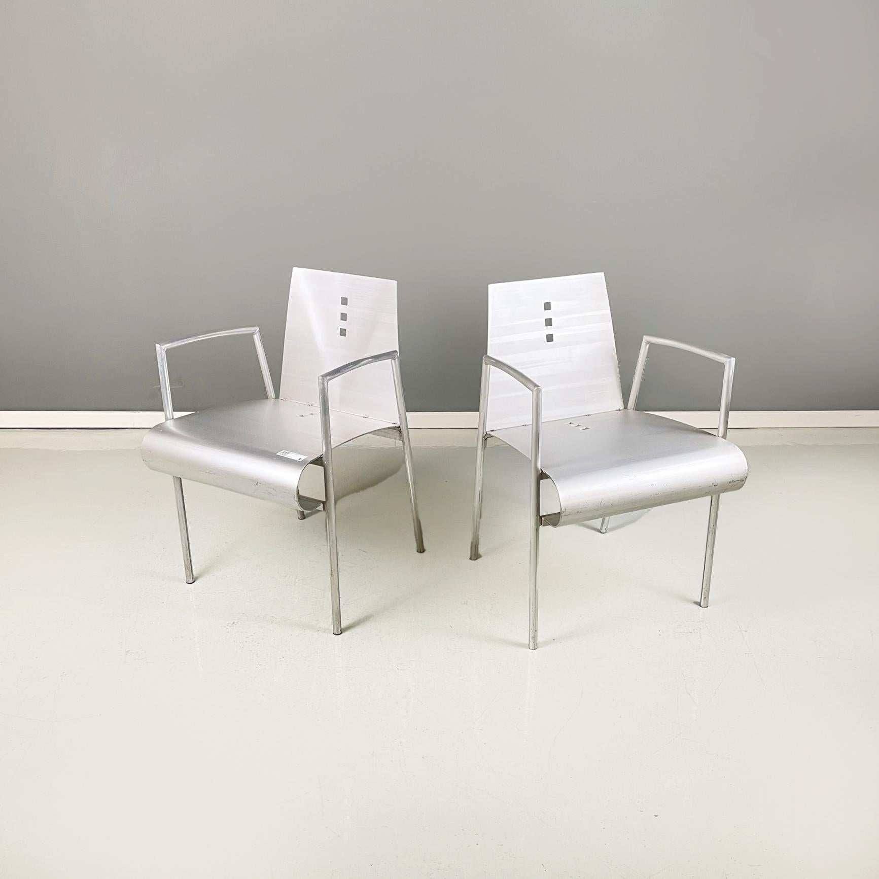 Moderne italienische geschwungene Metallstühle mit Armlehnen, 1980er Jahre
Paar Stühle mit gebogenem Sitz und Rückenlehne aus Metall. Die Beine und Armlehnen sind aus Metallrohr gefertigt.
1980s
Sehr guter Zustand, sie haben leichte verstreute