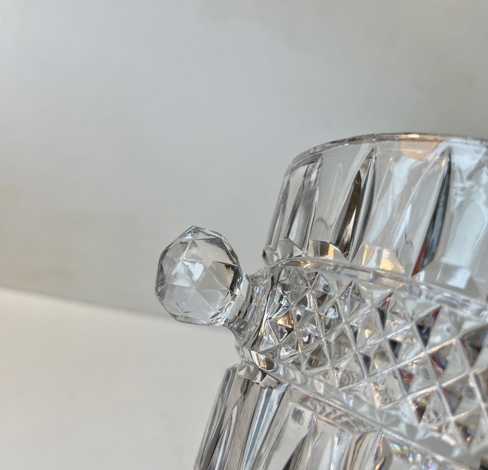 Cristal Seau à glace moderne italien en cristal taillé avec pince, années 1960 en vente